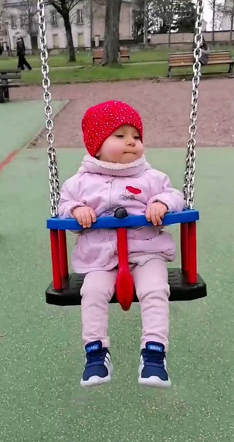 Kalyana participe au concours pour gagner de l'argent avec cette photo : baby, baby_toddler_clothing, child, city, electric_blue, fun, grass, headwear, knee, leisure, outdoor_play_equipment, outdoor_recreation, people, person, photograph, playground, recreation, snapshot, sneakers, swing