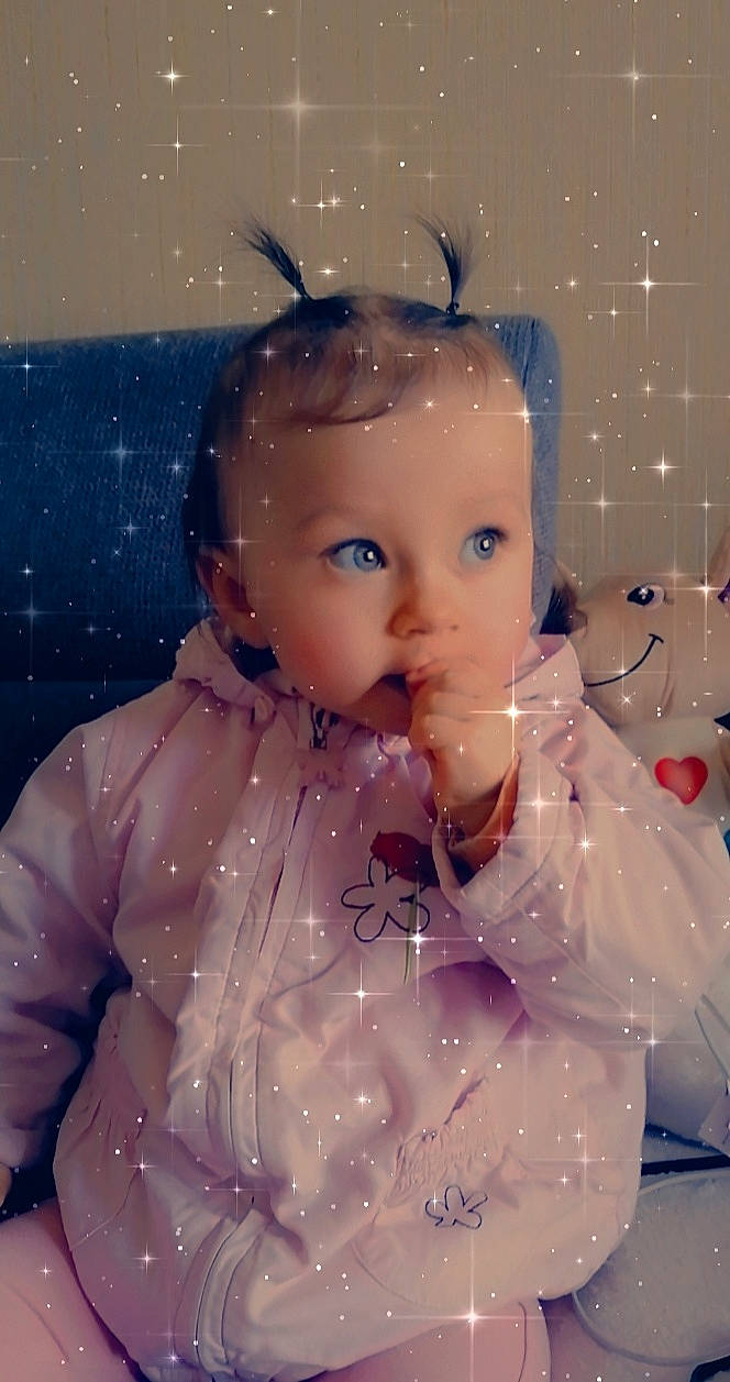 Kalyana a rejoint le concours — aidez-le/la à gagner de superbes lots ! baby_toddler_clothing, cheek, child, chin, eye, face, facial_expression, fun, hair, hairstyle, happy, head, human_body, iris, lip, nose, outerwear, person, skin, sleeve