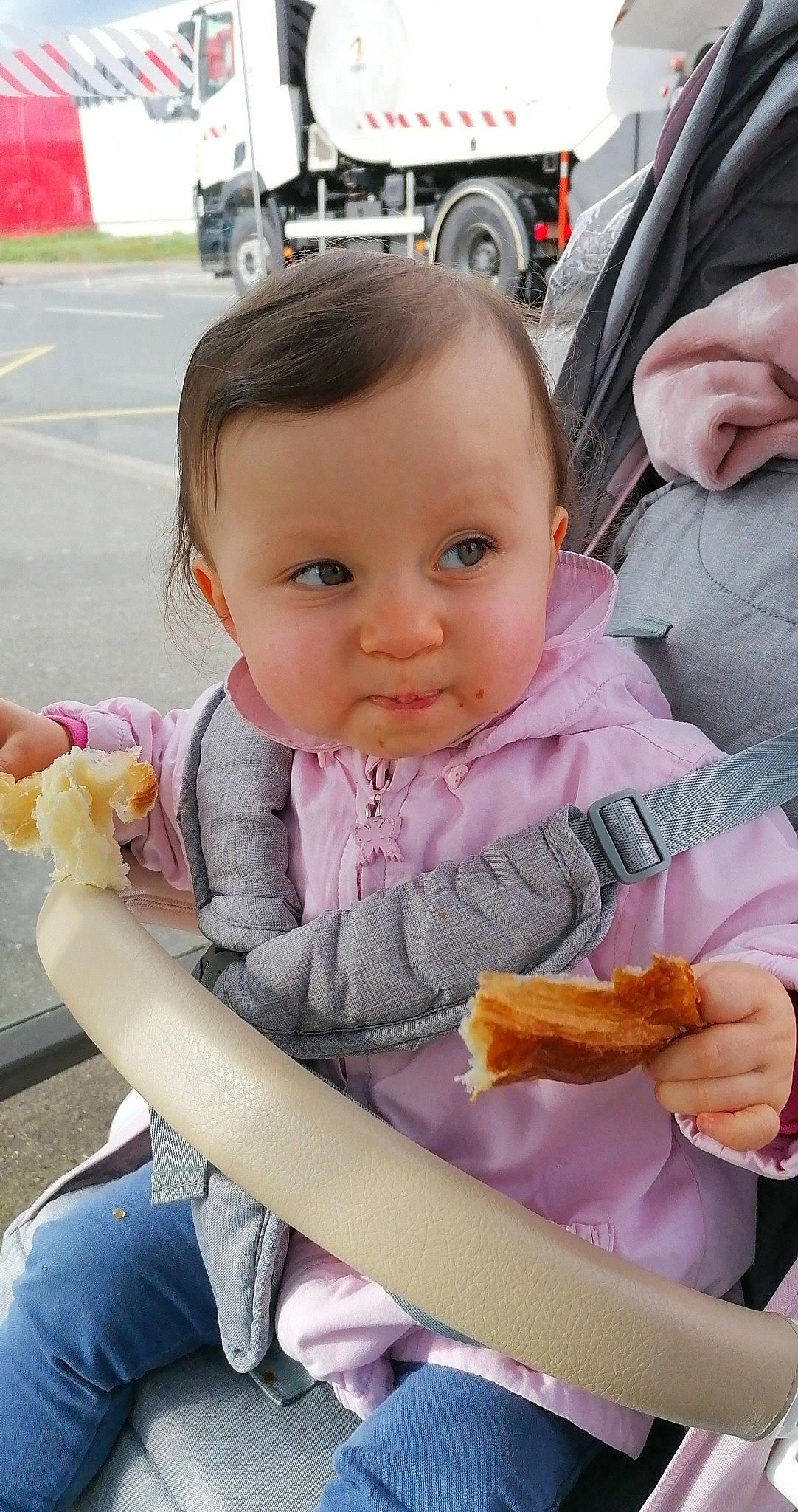 Kalyana participe au concours pour gagner de l'argent avec cette photo : automotive_tire, baby, baby_toddler_clothing, child, comfort_food, cuisine, eating, fast_food, food, fun, happy, motor_vehicle, person, pink, recreation, sitting, skin, tableware, tire, toddler