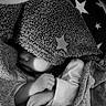 Tayem a rejoint le concours — aidez-le/la à gagner de superbes lots ! baby, blanket, sleeping, star_pattern, texture, cozy, infant, child, monochrome, black_and_white, hands, soft, wrapped, peaceful, resting, cute, toddler, fabric, indoors, portrait