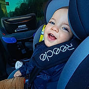 Tayem a rejoint le concours — aidez-le/la à gagner de superbes lots ! toddler, child, car_seat, smiling, happy, seatbelt, jacket, brown_pants, indoor, car_interior, face, eyes, mouth, hand, clothing, safety, seat, headrest, young_child, portrait