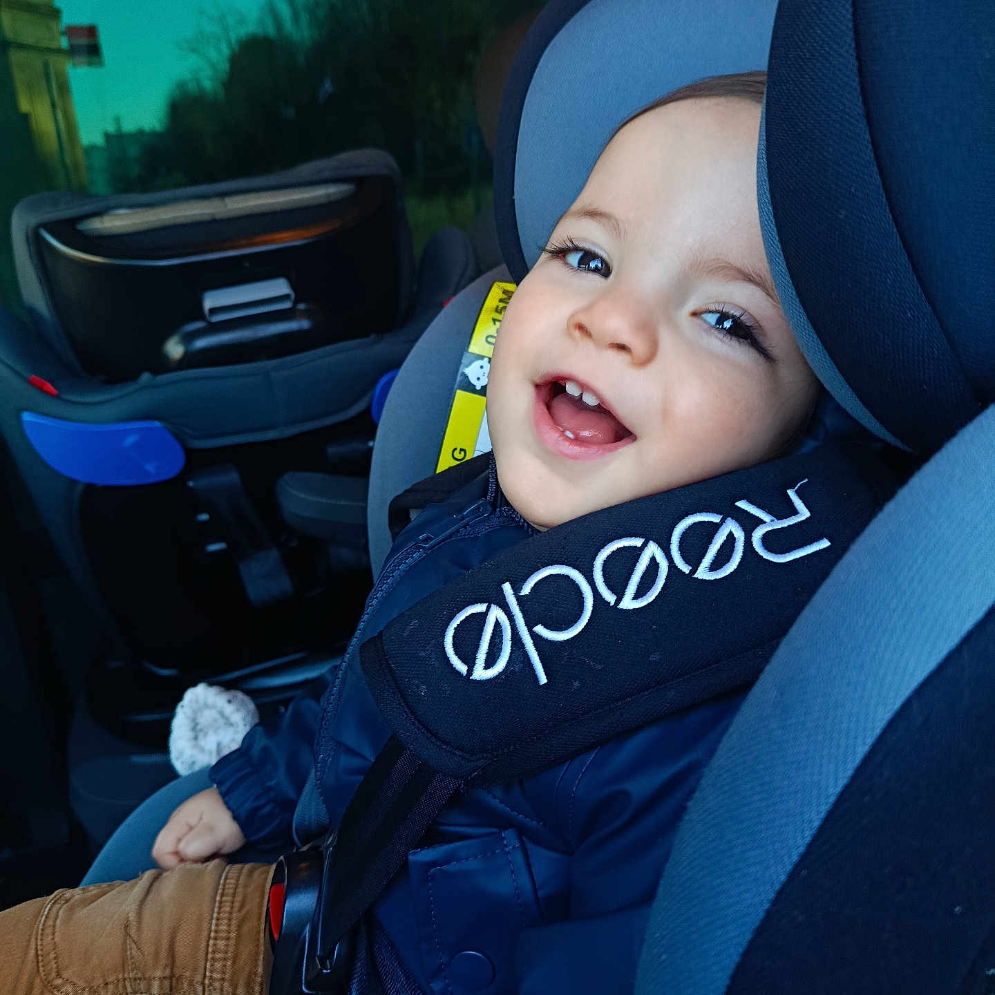 Tayem a rejoint le concours — aidez-le/la à gagner de superbes lots ! toddler, child, car_seat, smiling, happy, seatbelt, jacket, brown_pants, indoor, car_interior, face, eyes, mouth, hand, clothing, safety, seat, headrest, young_child, portrait