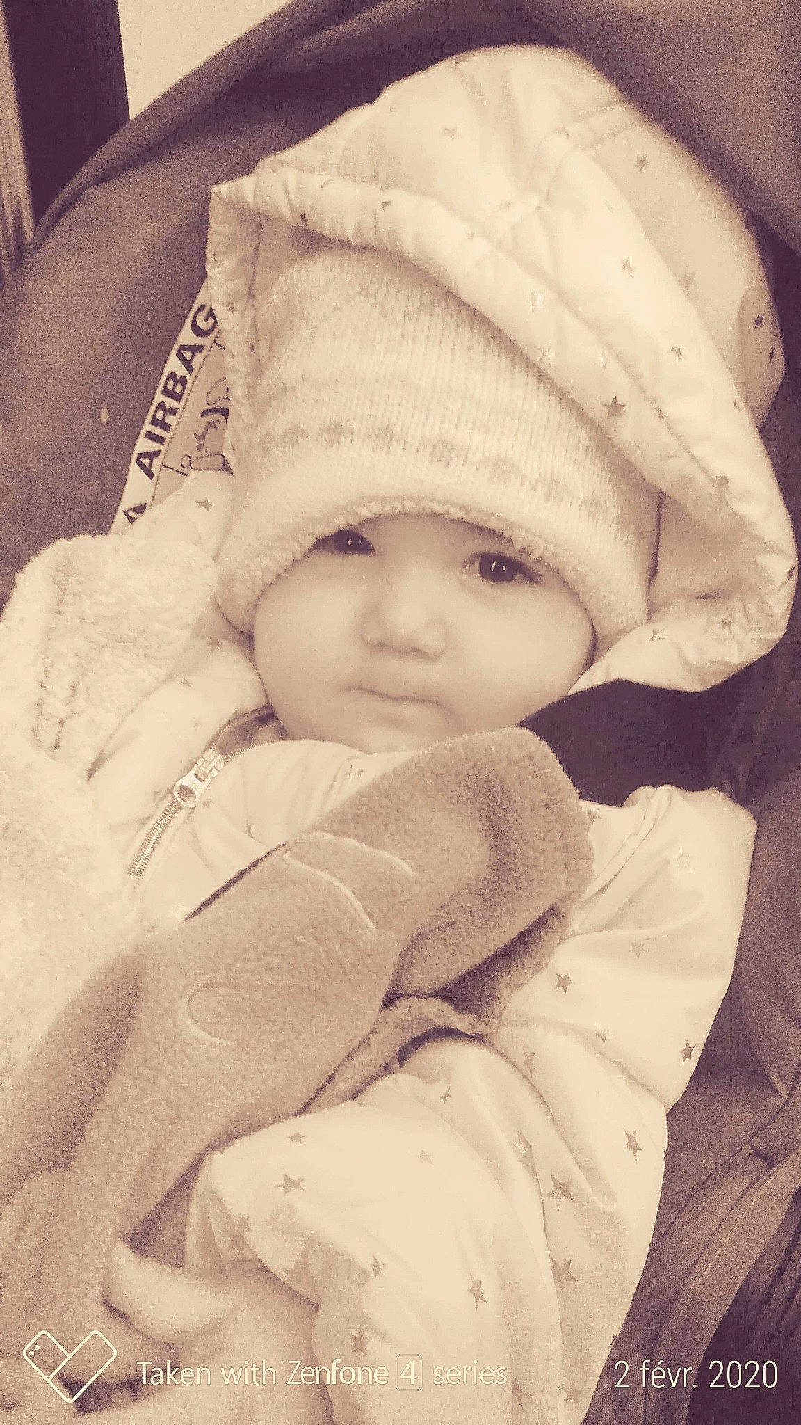 Shayness participe au concours pour gagner de l'argent avec cette photo : baby, baby_products, baby_sleeping, baby_toddler_clothing, bedtime, cheek, child, comfort, headwear, hood, linens, person, skin, toddler