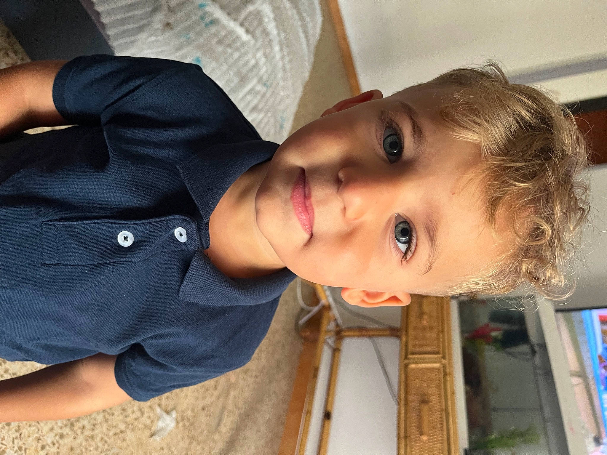 Milann a rejoint le concours — aidez-le/la à gagner de superbes lots ! button, cheek, child, collar, dress_shirt, elbow, eyelash, fun, gesture, happy, neck, nose, person, sleeve, smile, t_shirt, toddler, uniform, wood
