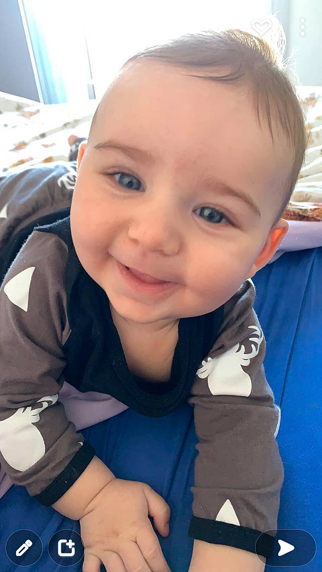 Milann a rejoint le concours — aidez-le/la à gagner de superbes lots ! baby, baby_toddler_clothing, blue, cheek, child, comfort, electric_blue, eyebrow, eyelash, finger, fun, gesture, happy, iris, joy, nose, person, skin, smile, thumb