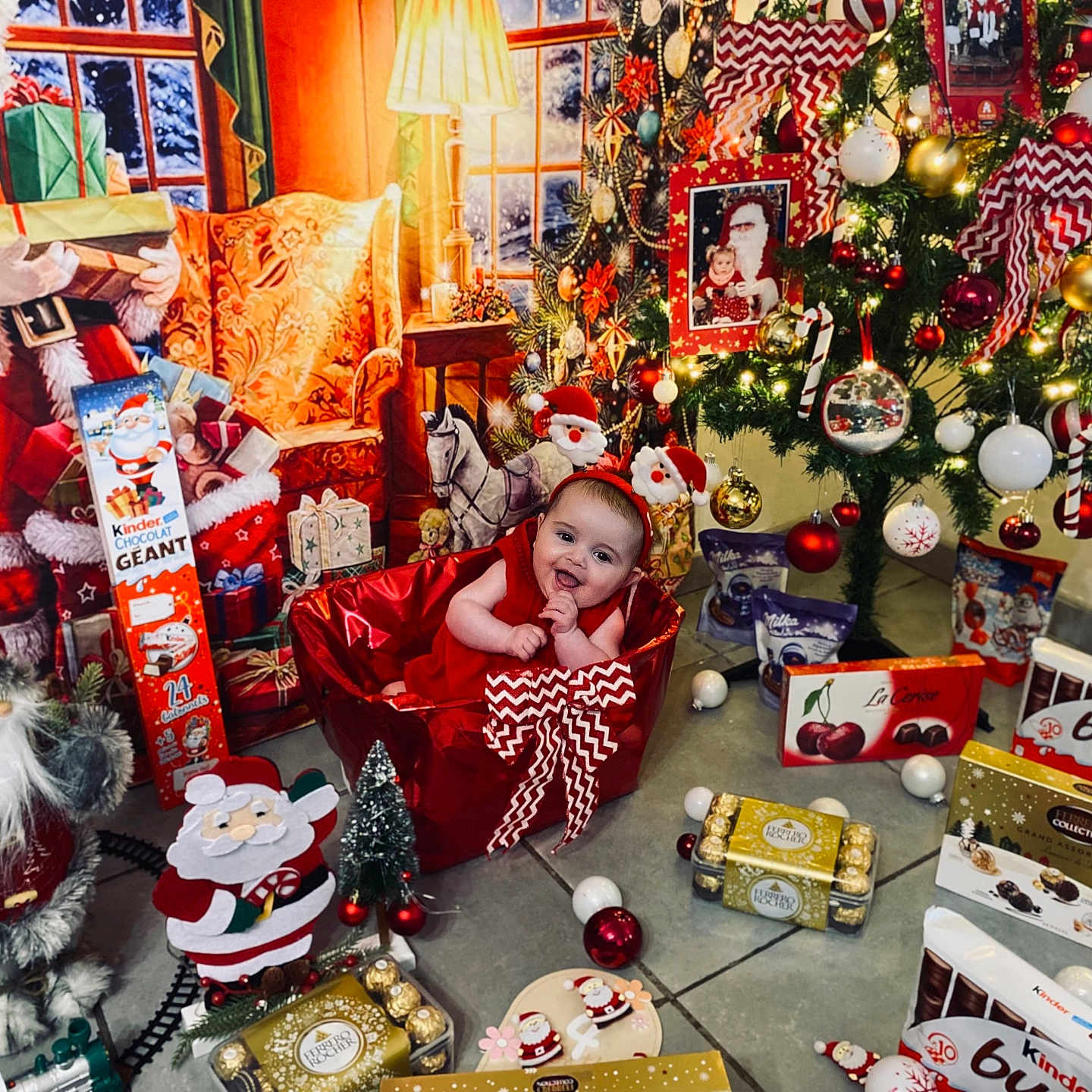 Joyce a rejoint le concours — aidez-le/la à gagner de superbes lots ! adult, baby, christmas, christmasdecorations, christmastree, face, female, festival, head, openingpresent, person, santaclaus, toy, woman