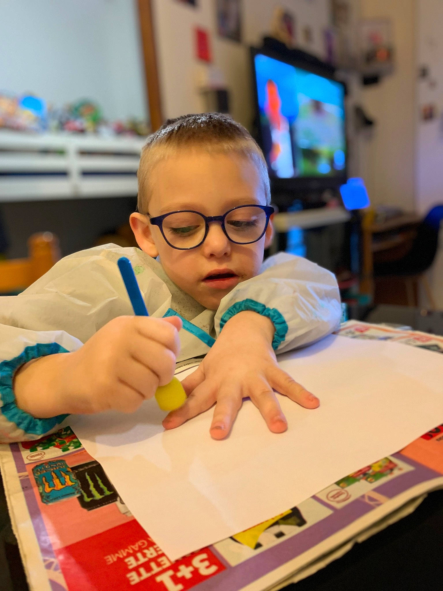 Loumeo a rejoint le concours — aidez-le/la à gagner de superbes lots ! chair, child, computer, computer_monitor, desk, education, engineering, eyewear, fun, gadget, games, glasses, job, person, recreation, room, science, t_shirt, table, toddler