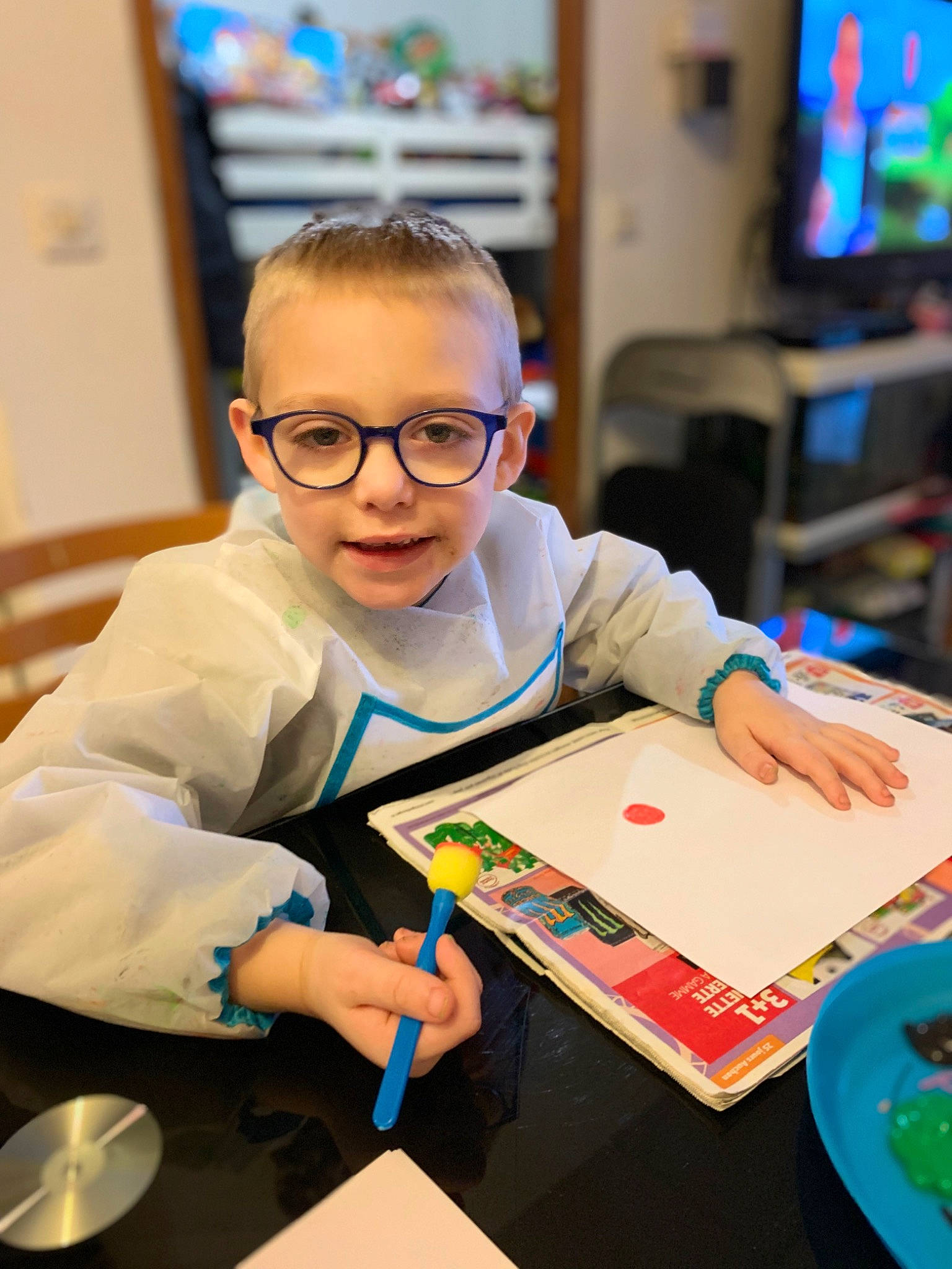 Loumeo a rejoint le concours — aidez-le/la à gagner de superbes lots ! chair, child, curious, education, engineering, event, eyewear, fun, gadget, glasses, job, learning, leisure, person, publication, room, science, sharing, table, television