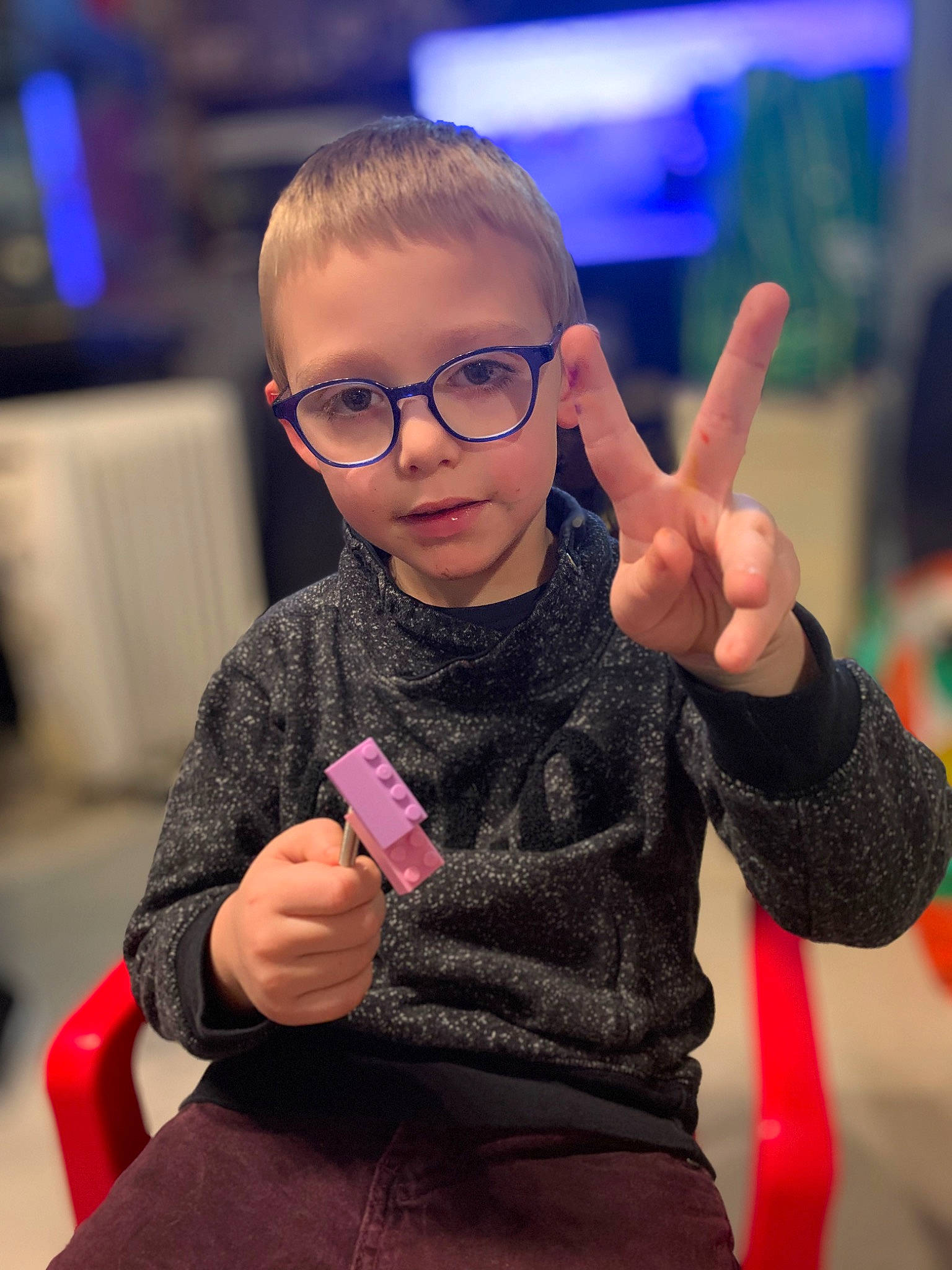 Loumeo a rejoint le concours — aidez-le/la à gagner de superbes lots ! arm, audio_equipment, cheek, child, entertainment, event, eyewear, finger, fun, gesture, glasses, hand, happy, performance, person, purple, sign_language, sleeve, thumb, toddler
