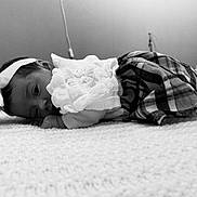 Rosana participe au concours pour gagner de l'argent avec cette photo : baby, infant, headband, bow, plaid_skirt, white_top, blanket, lying_down, black_and_white, portrait, cute, child, soft_texture, indoors, resting, newborn, close_up, face, sleepy, peaceful