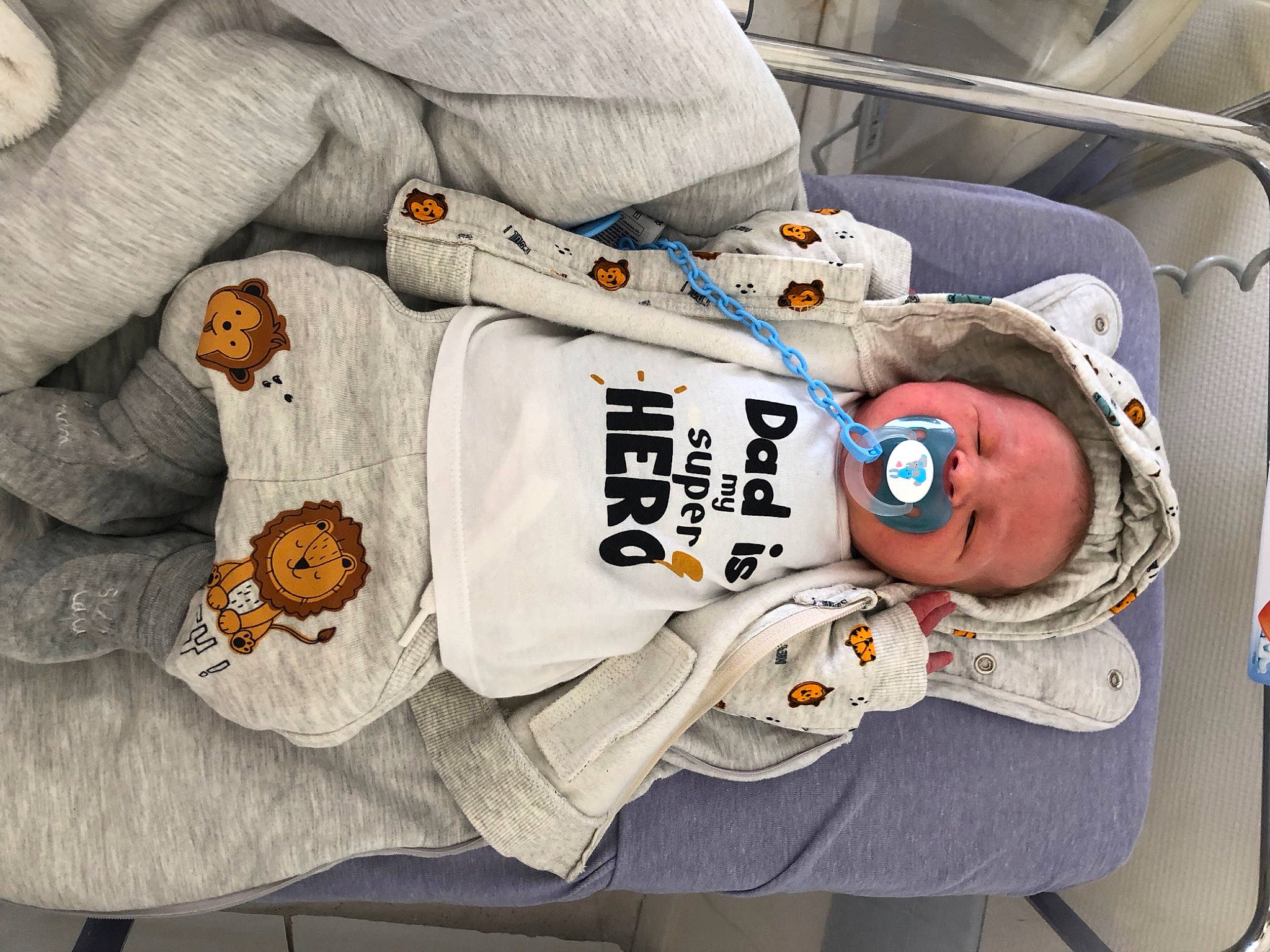 Dario a rejoint le concours — aidez-le/la à gagner de superbes lots ! baby, baby_products, baby_toddler_clothing, car_seat, child, comfort, family_car, hat, people, person, room, sleeve, t_shirt, textile, toddler