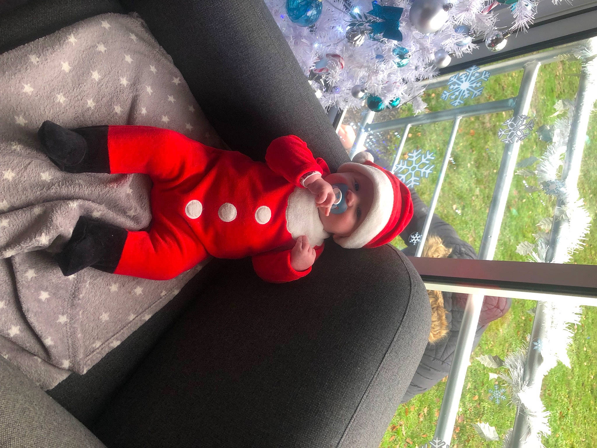 Dario participe au concours pour gagner de l'argent avec cette photo : carmine, child, christmas, comfort, couch, event, fictional_character, fun, grass, happy, headwear, holiday, human_leg, leg, leisure, person, plant, smile, toddler, tree