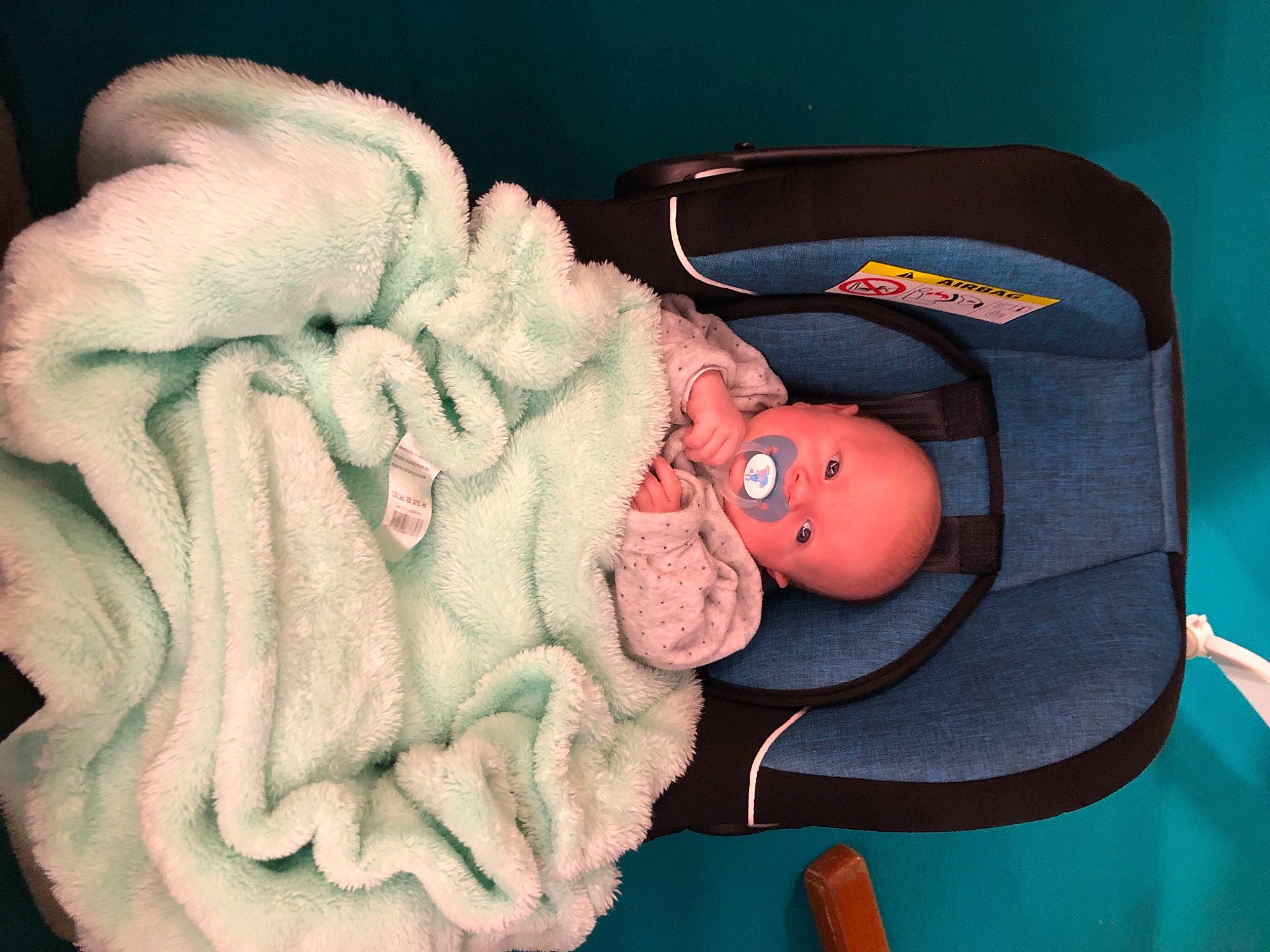 Dario a rejoint le concours — aidez-le/la à gagner de superbes lots ! baby, baby_carriage, baby_products, baby_sleeping, baby_toddler_clothing, baby_toys, car_seat, carmine, child, comfort, fashion_accessory, hat, linens, person, plush, product, smile, stuffed_toy, textile, toddler