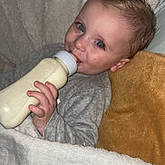 Kaïlan participe au concours pour gagner de l'argent avec cette photo : baby, blanket, blue_eyes, bottle, child, comfort, cozy, cute, face, hand, happy, indoors, infant, milk, person, pillow, portrait, rest, skin, sleepwear