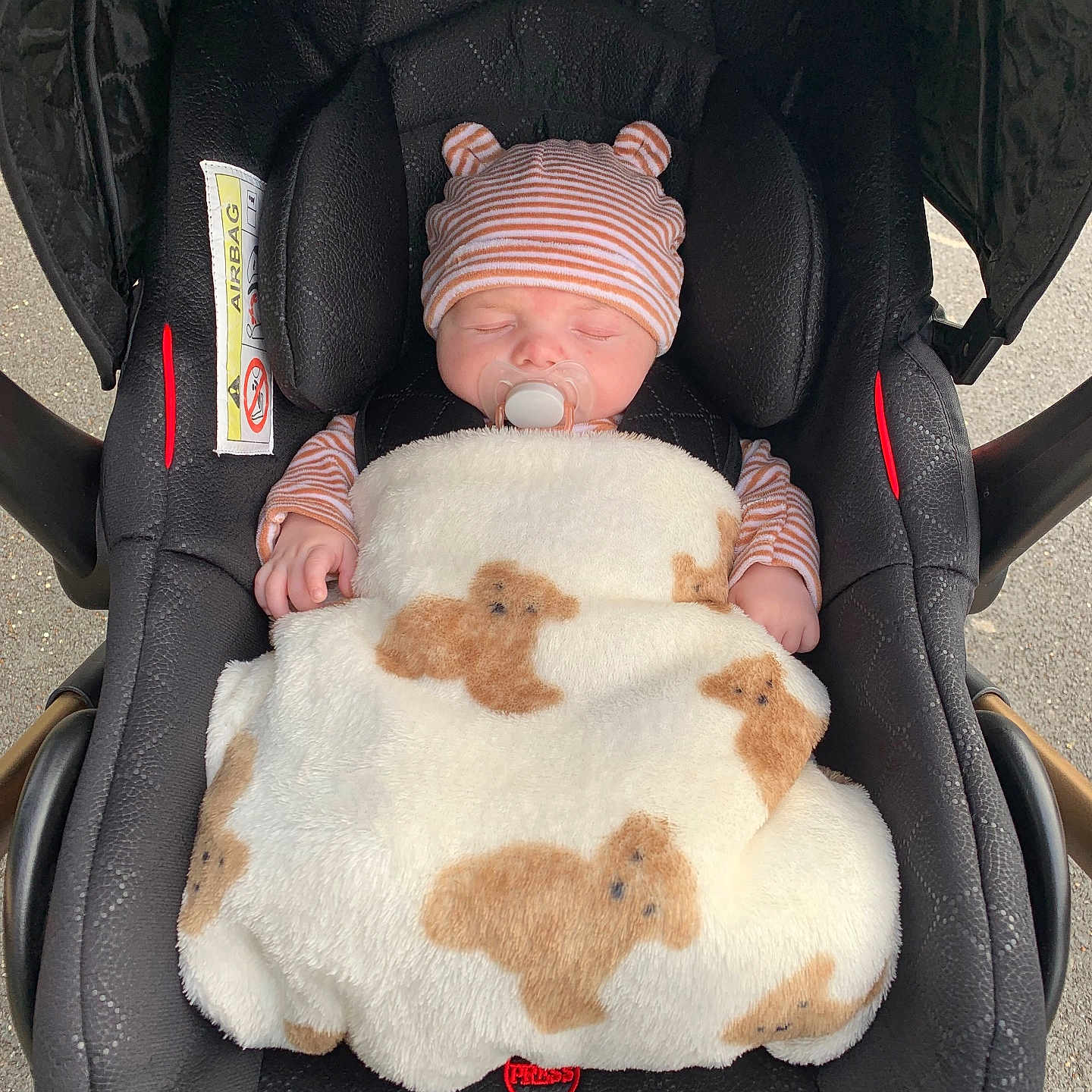 Patrick participe au concours pour gagner de l'argent avec cette photo : baby, infant, car_seat, blanket, pacifier, hat, striped_clothing, sleeping, cute, child, teddy_bear_pattern, cozy, outdoor, safety, headwear, newborn, resting, adorable, baby_boy, comfort