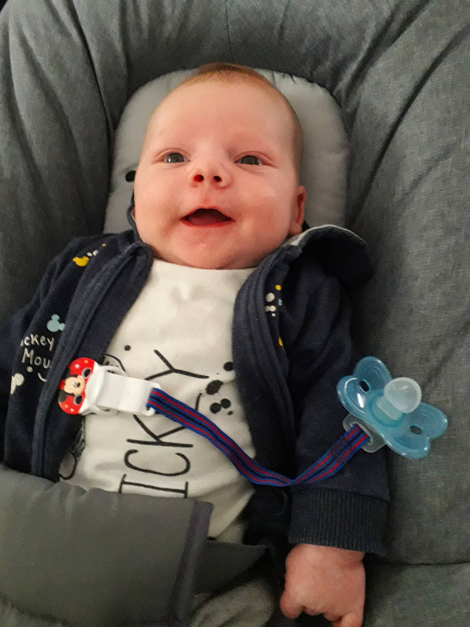 Mathias participe au concours pour gagner de l'argent avec cette photo : baby, baby_carriage, baby_in_car_seat, baby_products, cheek, child, person, product, skin, toddler