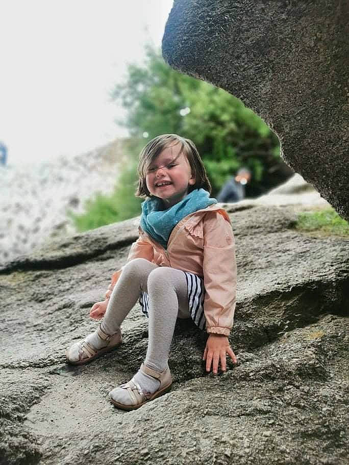 Anna-eléa participe au concours pour gagner de l'argent avec cette photo : bedrock, branch, fawn, flash_photography, grass, happy, joy, knee, leaf, leg, leisure, natural_environment, outdoor_recreation, people_in_nature, person, plant, shoe, smile, tree, trunk