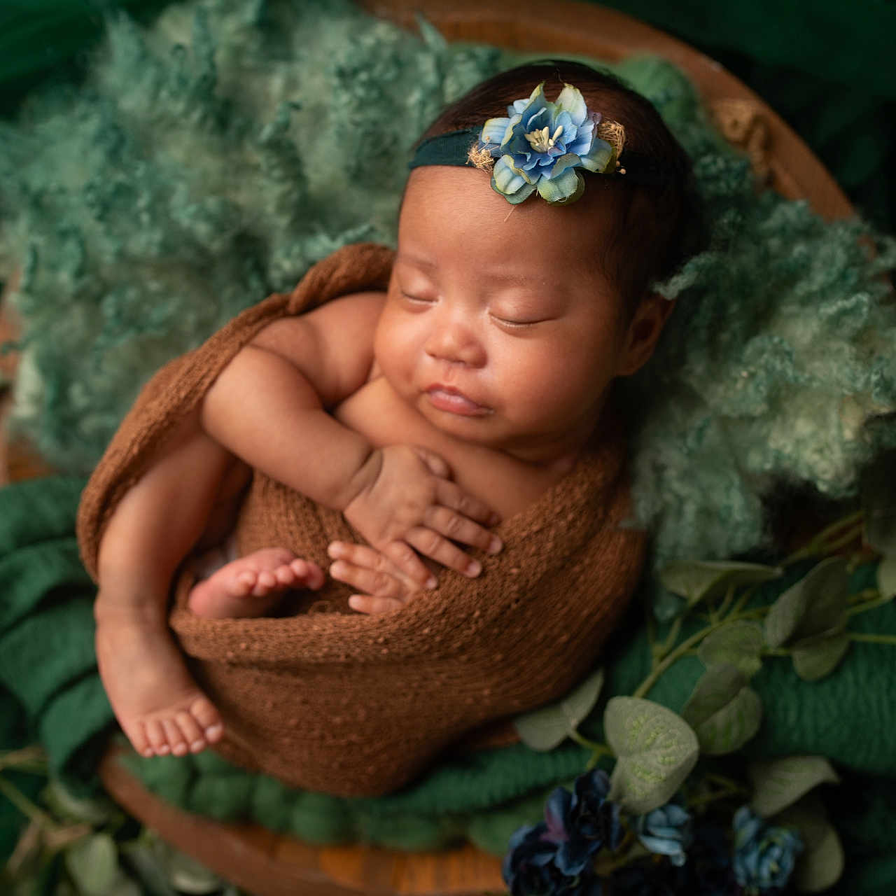 Oona is registered to the contest to win money with this photo: baby, blanket, cozy, cute, decor, flower, greenery, headband, infant, leaves, natural, newborn, peaceful, photography, portrait, resting, sleeping, soft_texture, wooden_bowl, wrapped