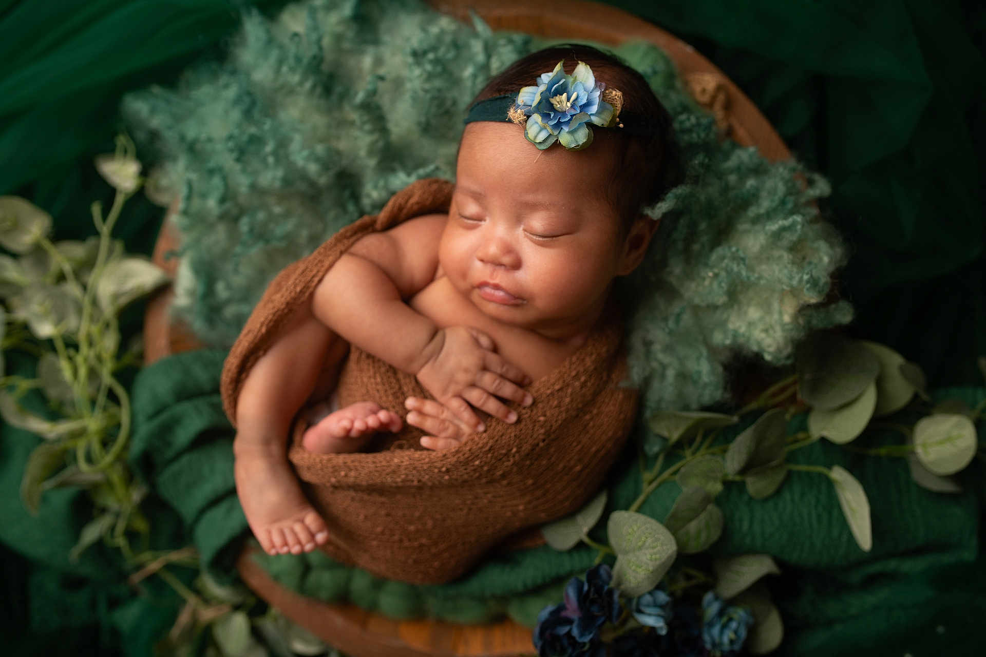 Oona is registered to the contest to win money with this photo: baby, sleeping, newborn, blanket, headband, flower, greenery, leaves, soft_texture, cozy, peaceful, wrapped, infant, portrait, cute, resting, natural, wooden_bowl, decor, photography