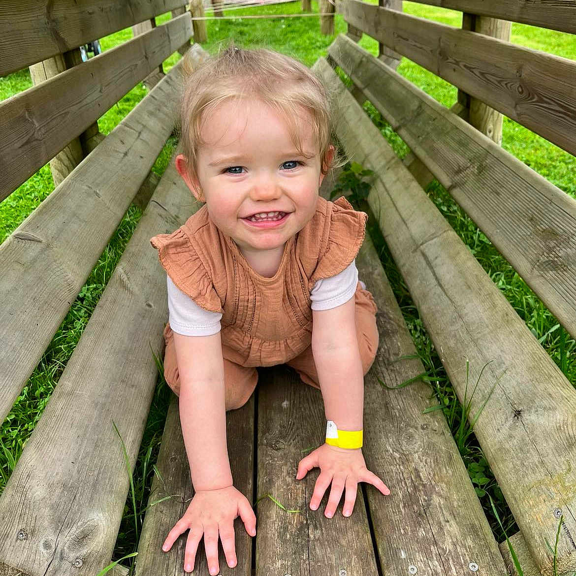 Zoé participe au concours pour gagner de l'argent avec cette photo : baby, babycrawling, backyard, child, crawling, face, female, girl, grass, head, nature, outdoors, park, person, photography, plant, portrait, sitting, wood, yard