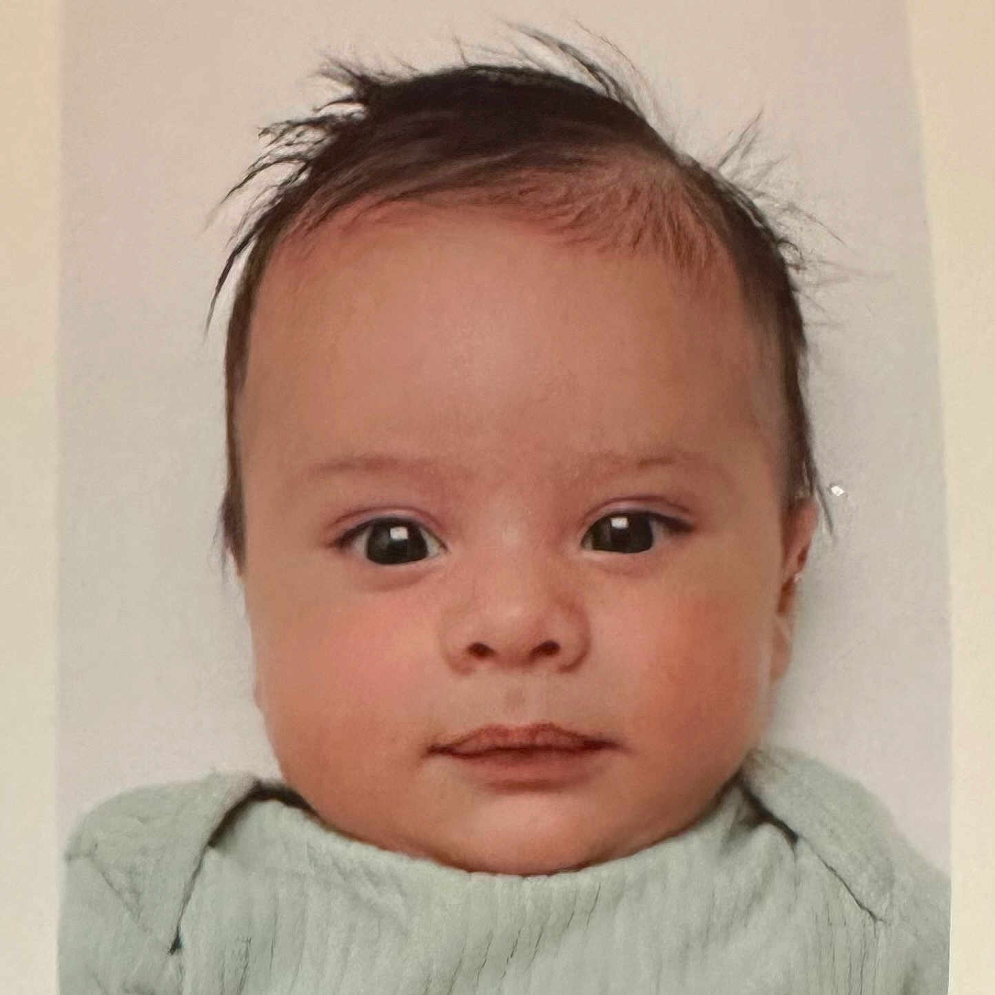 Léo participe au concours pour gagner de l'argent avec cette photo : baby, child, closeup, clothing, cute, expression, eyes, face, front_view, hair, head, indoors, infant, looking, newborn, person, portrait, skin, soft_light, young