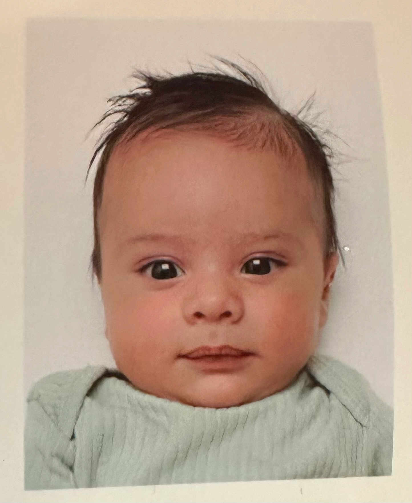 Léo participe au concours pour gagner de l'argent avec cette photo : baby, infant, portrait, face, eyes, hair, clothing, cute, child, skin, expression, newborn, young, looking, front_view, head, person, closeup, indoors, soft_light