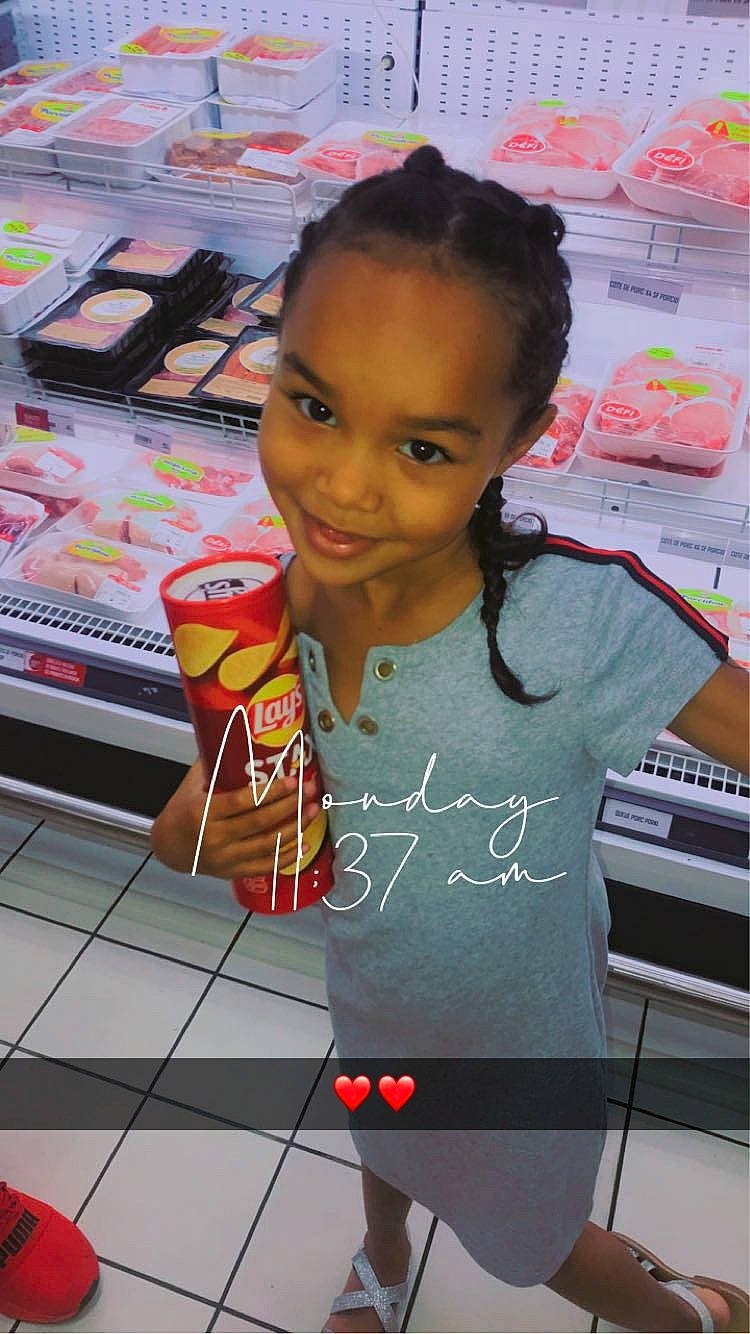 Aelys a rejoint le concours — aidez-le/la à gagner de superbes lots ! child, design, education, fashion, fashion_design, flooring, fun, hairstyle, happy, joy, learning, leisure, person, play, recreation, room, smile, t_shirt, youth