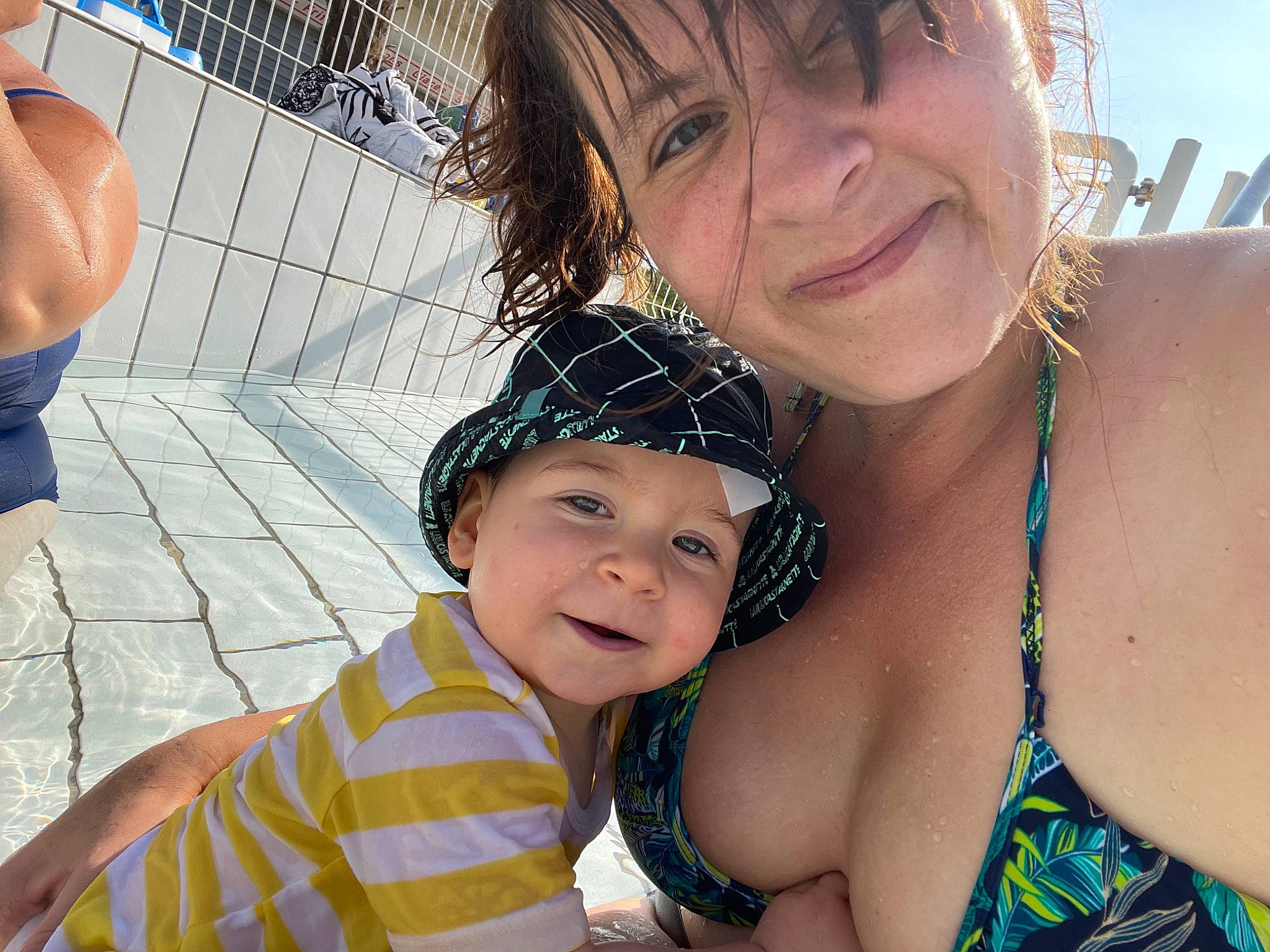 Enzo participe au concours pour gagner de l'argent avec cette photo : beach, beauty, cool, eyewear, facial_expression, fashion, friendship, fun, hairstyle, happy, headgear, headwear, interaction, joy, leisure, people, people_on_beach, person, photograph, smile