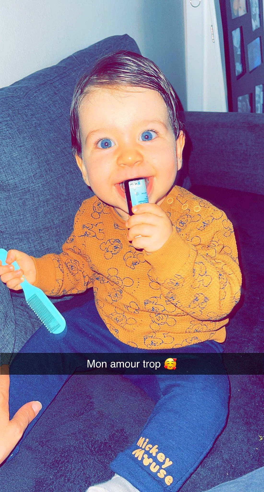 Enzo a rejoint le concours — aidez-le/la à gagner de superbes lots ! baby, baby_toddler_clothing, blue, cheek, child, electric_blue, facial_expression, finger, fun, gesture, hairstyle, hand, happy, neck, nose, person, sitting, skin, sleeve, thumb