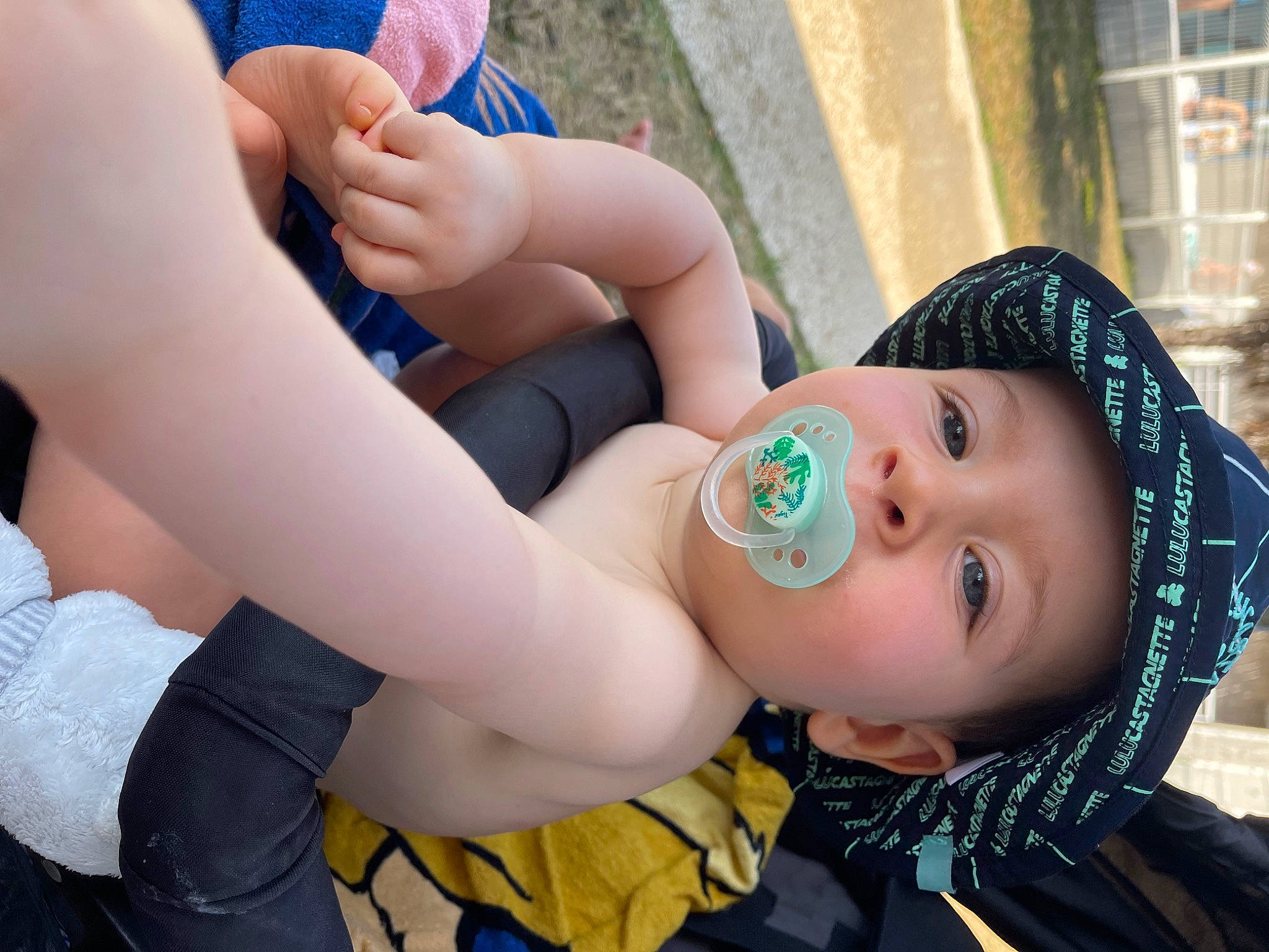 Enzo participe au concours pour gagner de l'argent avec cette photo : baby, blue, chest, child, cool, finger, fun, gesture, grass, hand, happy, headwear, human_leg, leisure, person, plant, recreation, thumb, toddler, tree
