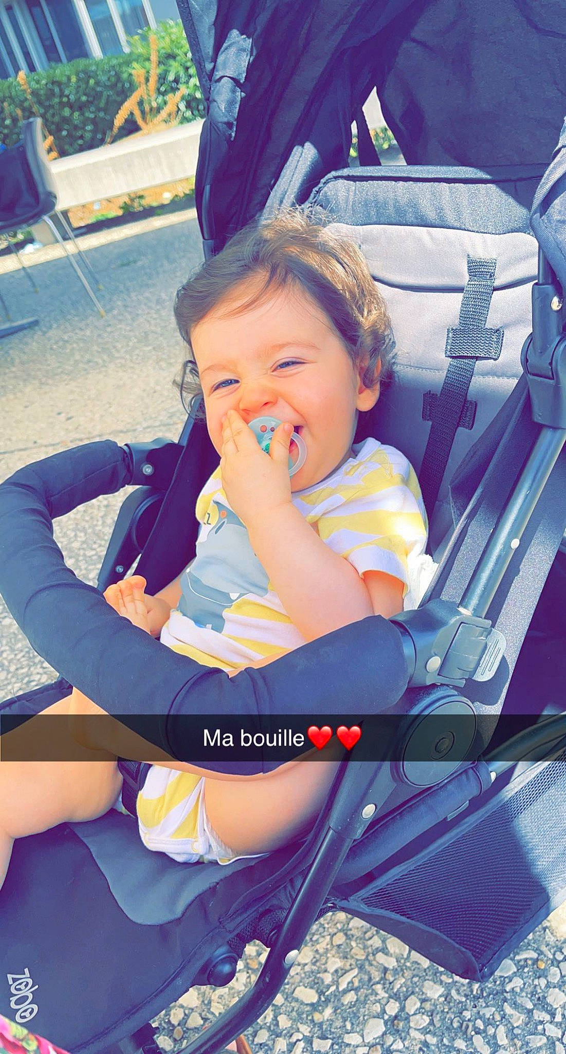 Enzo a rejoint le concours — aidez-le/la à gagner de superbes lots ! baby, baby_carriage, baby_products, baby_toddler_clothing, car_seat, child, comfort, cool, electric_blue, fun, happy, lap, leisure, motor_vehicle, person, plant, product, sitting, smile, thigh