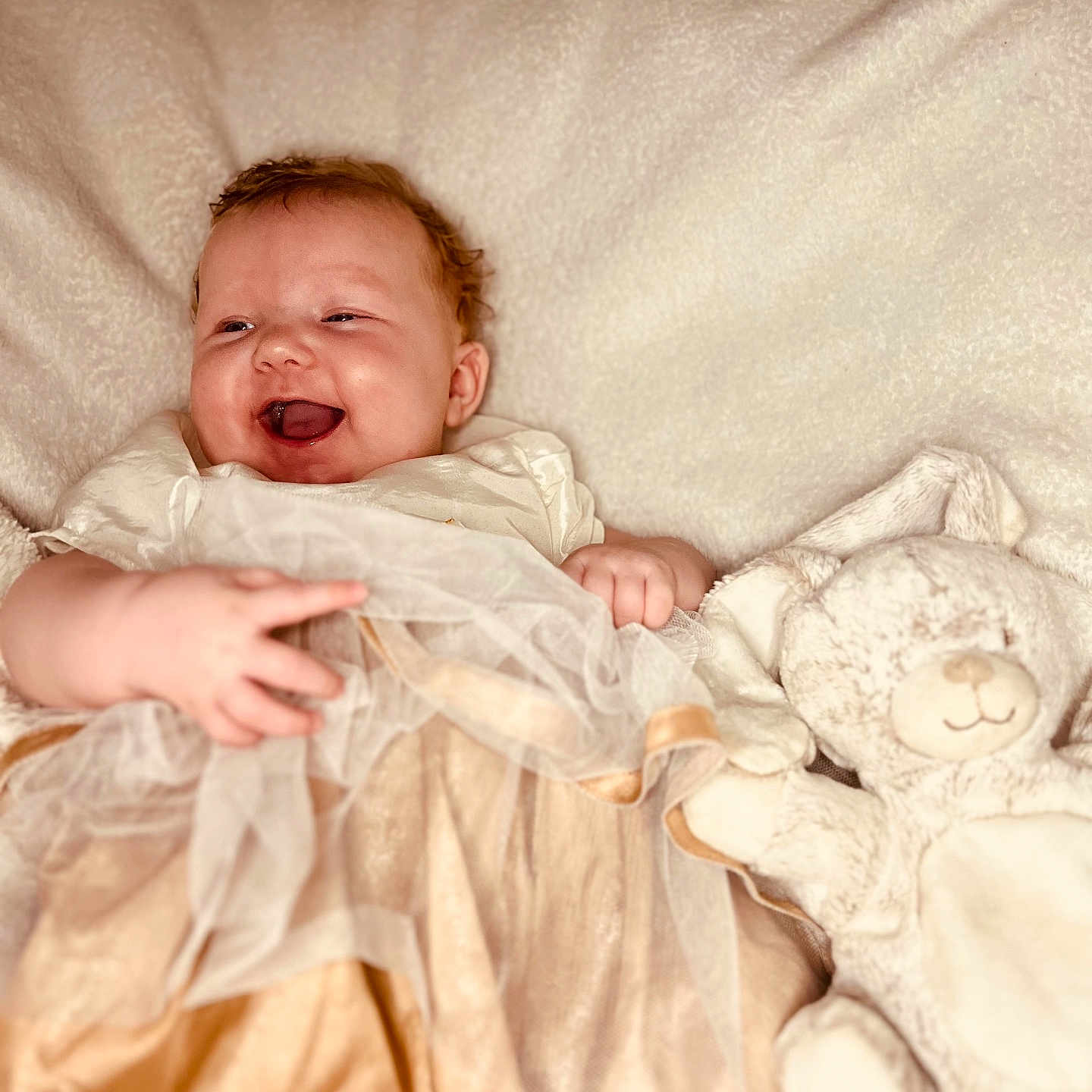 Mailys participe au concours pour gagner de l'argent avec cette photo : baby, babylaughing, bed, bedroom, blanket, clothing, dress, face, furniture, happy, head, indoors, laughing, newborn, person, photography, portrait, room, smile