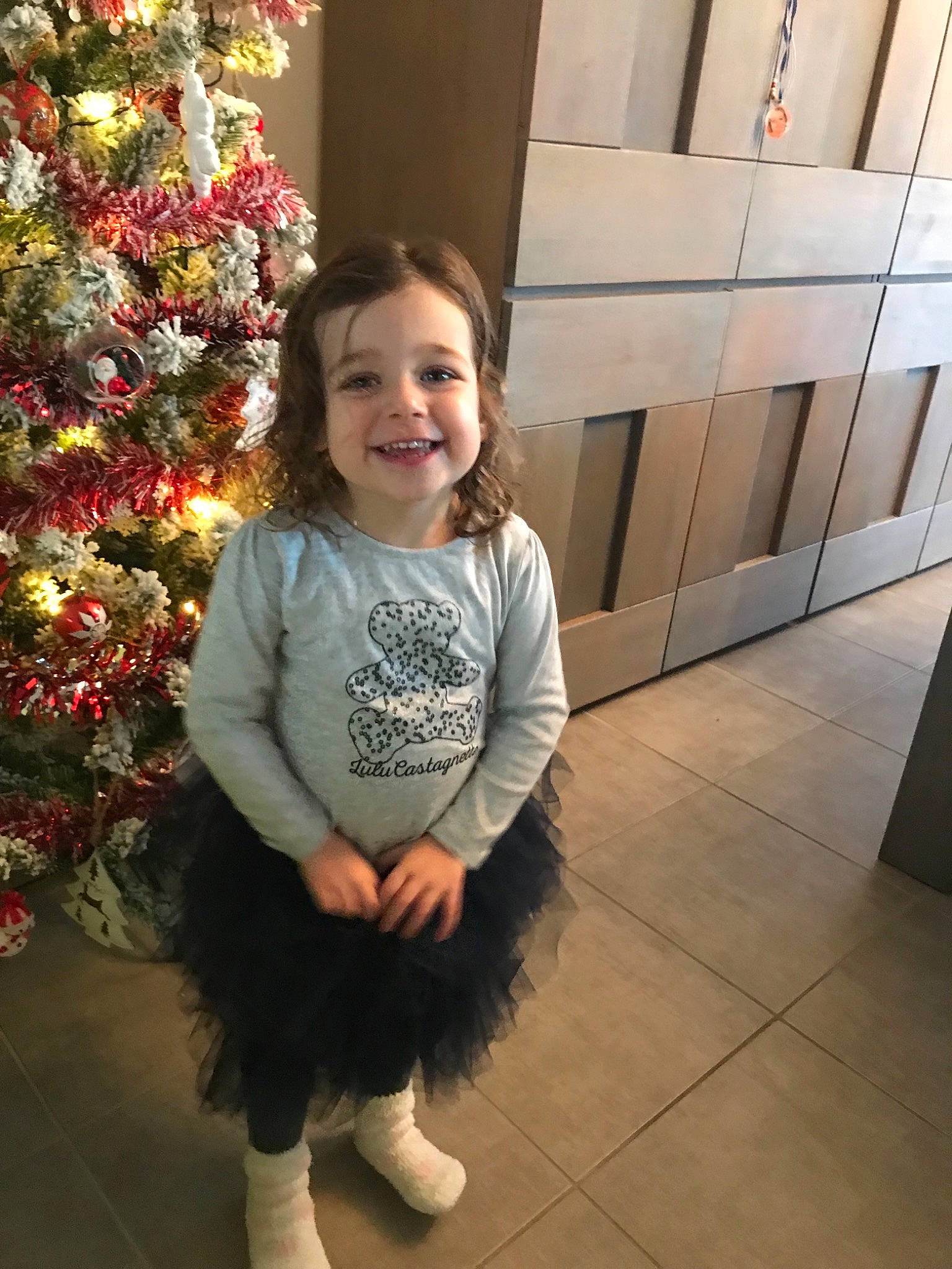 Evaelle a rejoint le concours — aidez-le/la à gagner de superbes lots ! child, christmas, clothing, day, dress, facial_expression, fun, fur, girl, holiday, joy, mammal, outerwear, person, product, skin, smile, snapshot, standing, textile