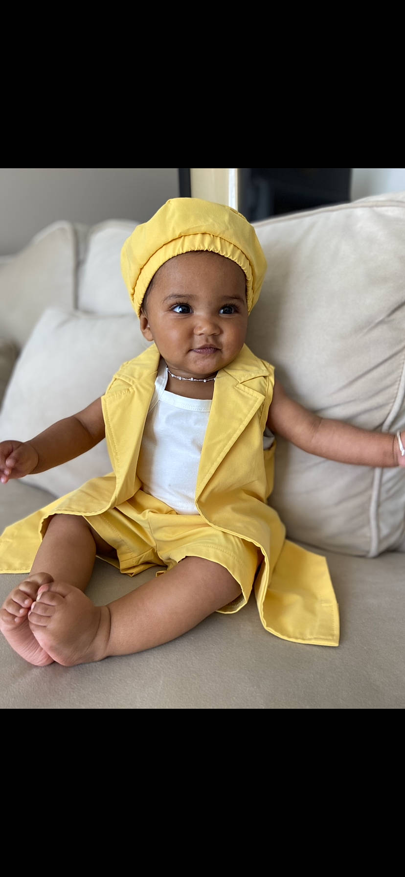 Naïla participe au concours pour gagner de l'argent avec cette photo : baby, baby_toddler_clothing, barefoot, cap, child, comfort, fashion_accessory, finger, foot, fun, happy, headwear, human_leg, linens, person, room, sitting, skin, sleeve, thigh
