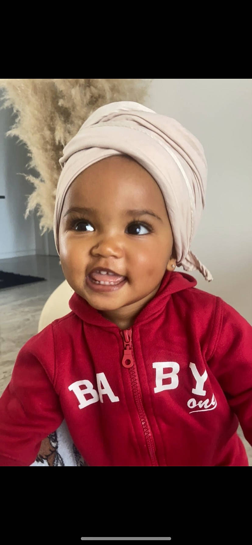 Naïla participe au concours pour gagner de l'argent avec cette photo : baby, cap, cheek, child, eye, facial_expression, fashion_accessory, fun, happy, houseplant, human, magenta, nose, person, portrait_photography, skin, sleeve, smile, t_shirt, toddler