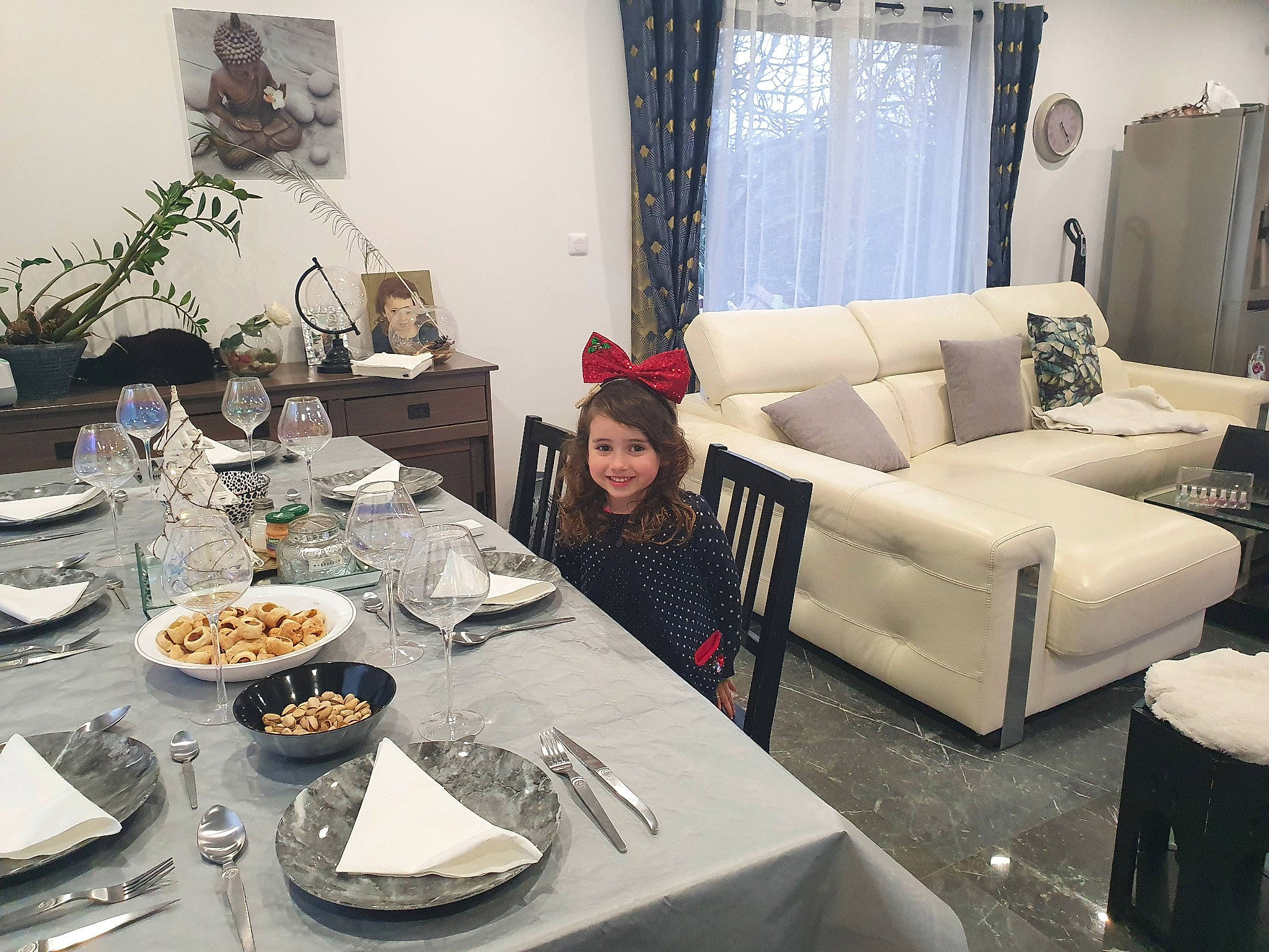 Mila a rejoint le concours — aidez-le/la à gagner de superbes lots ! chair, comfort, couch, dishware, drinkware, food, furniture, interior_design, joy, living_room, person, picture_frame, plate, serveware, stemware, studio_couch, table, tablecloth, tableware, textile