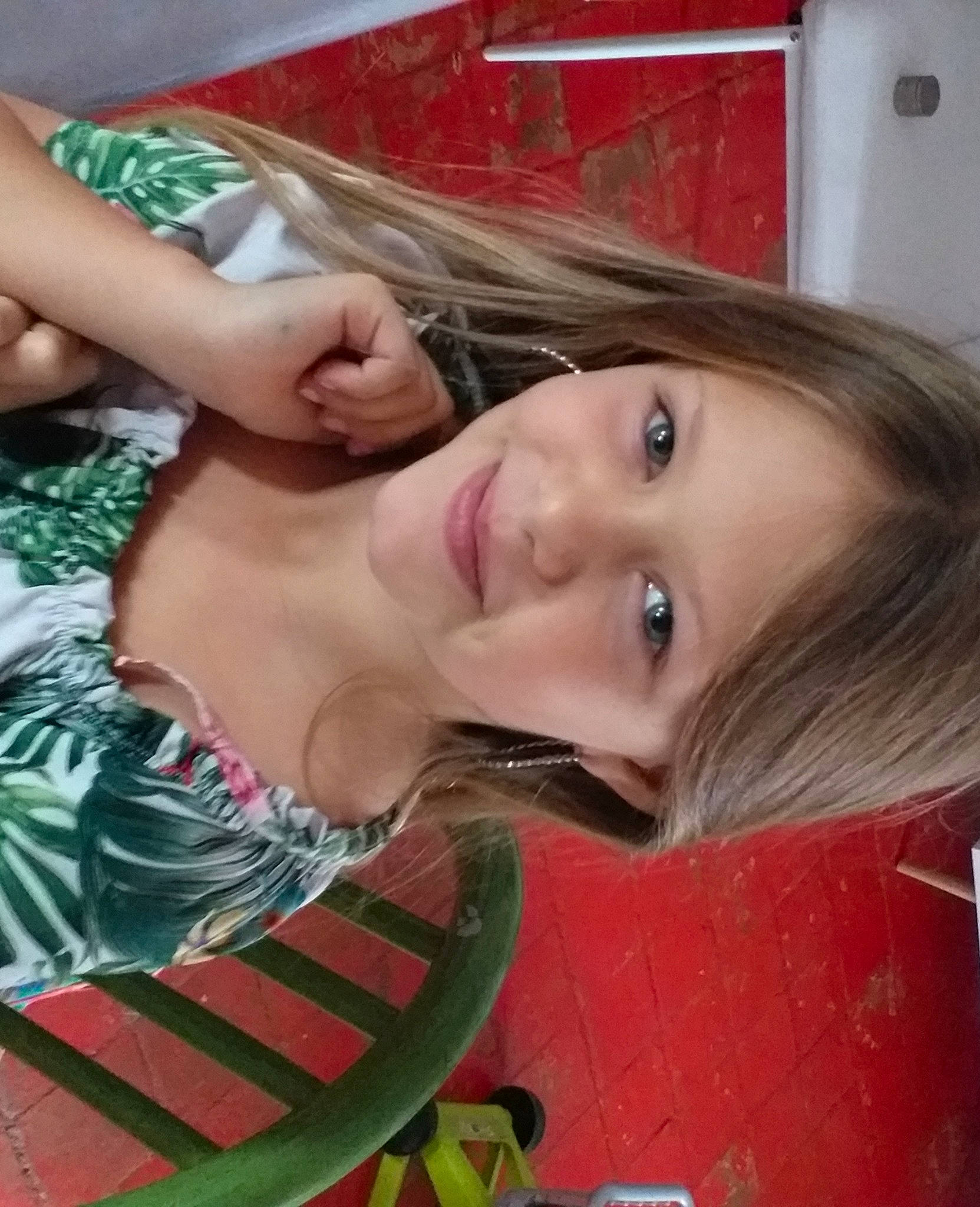 Ilona a rejoint le concours — aidez-le/la à gagner de superbes lots ! bangs, black_hair, blond, brown_hair, child, cool, eyebrow, eyelash, fun, hairstyle, happy, jaw, joy, leisure, lip, long_hair, makeover, mouth, person, smile