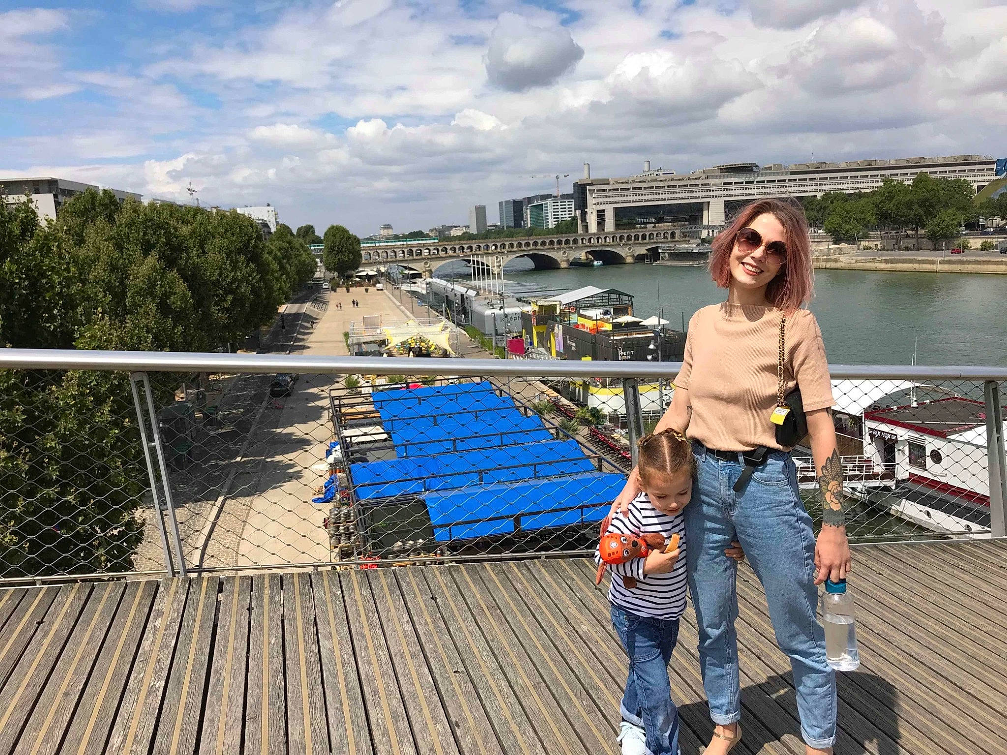 Mars a rejoint le concours — aidez-le/la à gagner de superbes lots ! boardwalk, boating, dock, fun, joy, leisure, outdoor_structure, person, pier, recreation, roof, tourism, tree, vacation, walkway, water