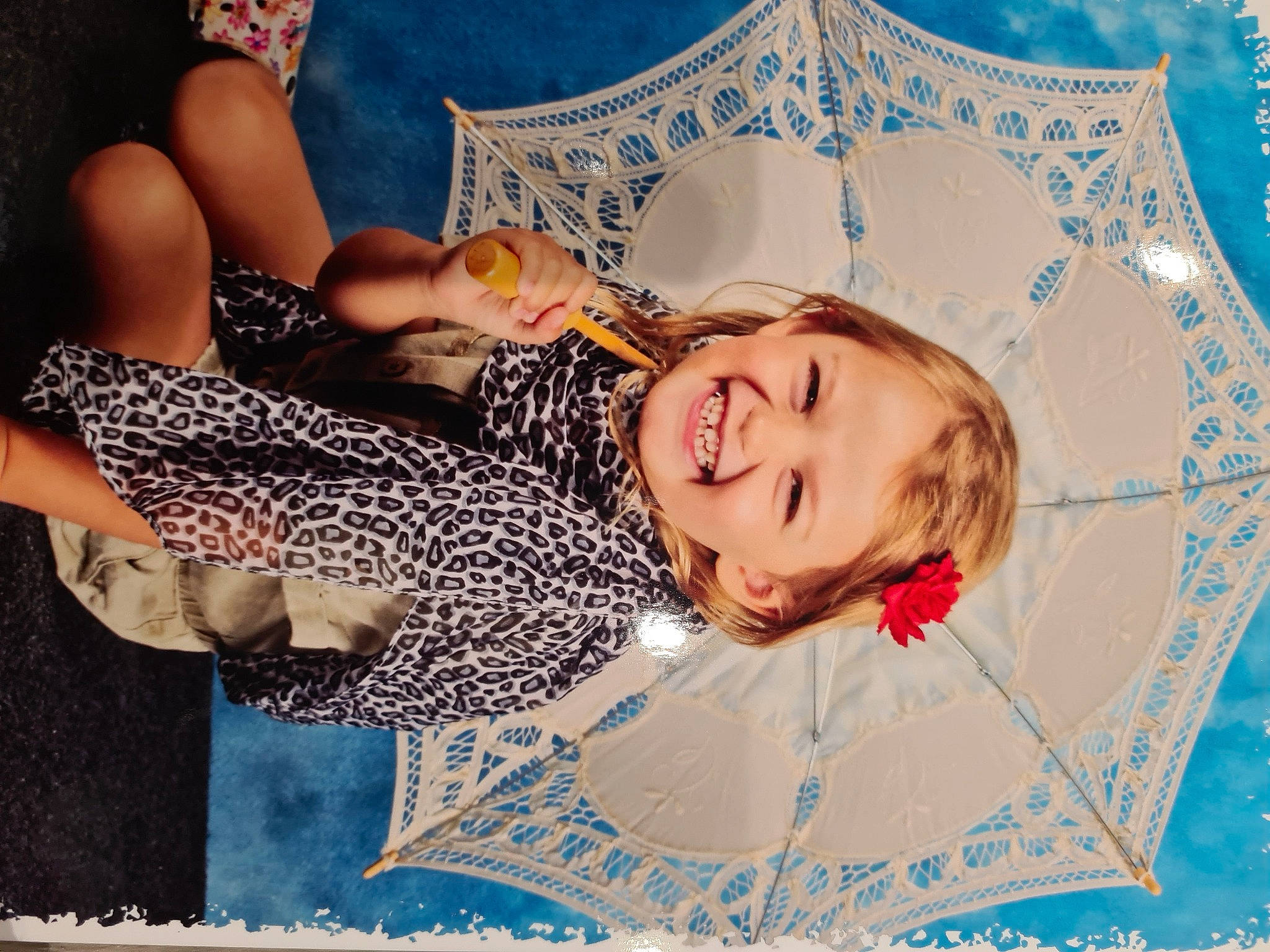 Lilou participe au concours pour gagner de l'argent avec cette photo : beauty, blue, child, design, fashion_accessory, fun, gesture, happy, human_leg, joy, leisure, pattern, people_in_nature, person, photograph, photography, smile, thigh, toddler, tree