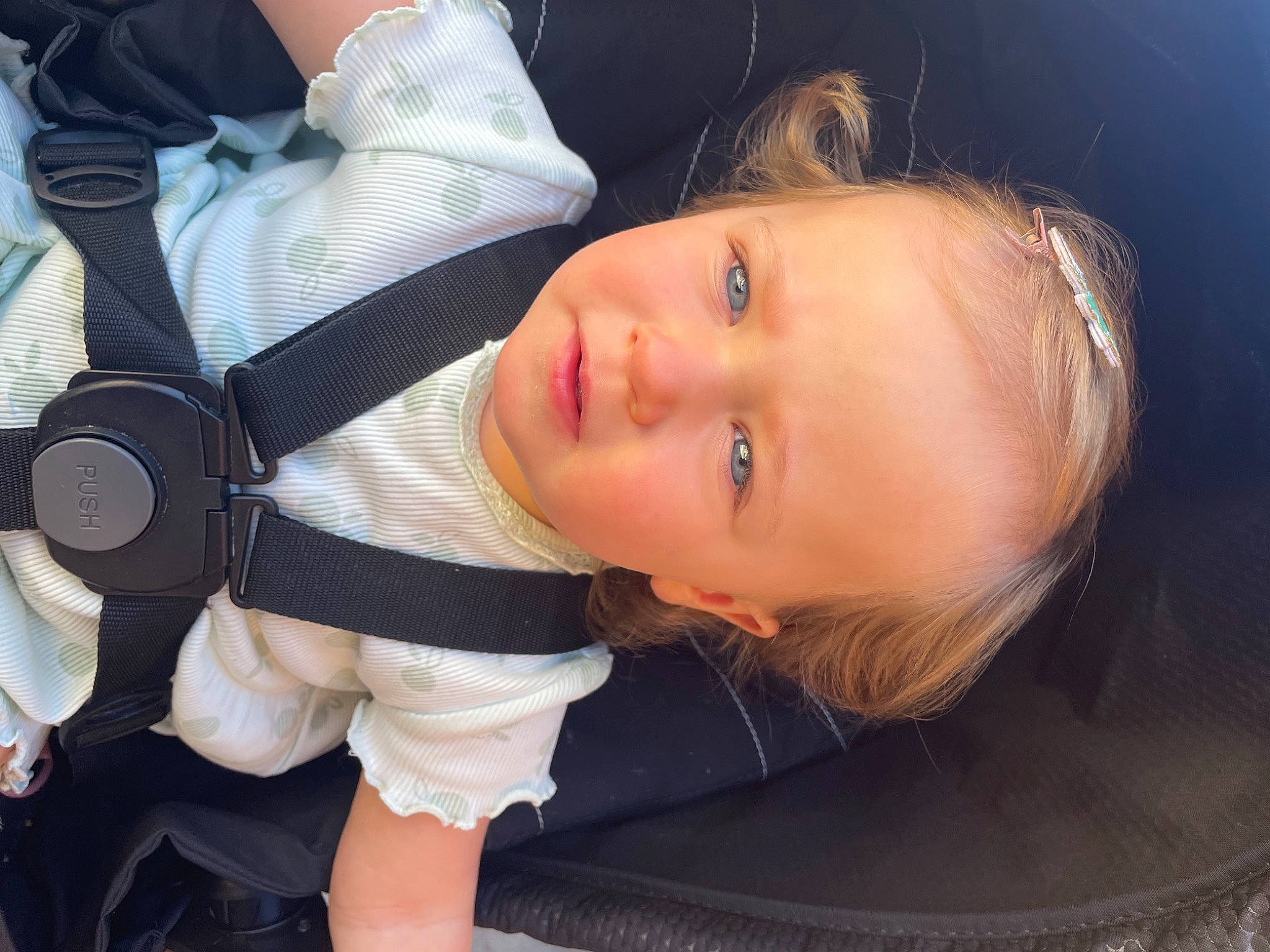 Ava participe au concours pour gagner de l'argent avec cette photo : baby, baby_products, baby_toddler_clothing, beauty, blond, cheek, child, comfort, eyelash, flash_photography, fun, happy, iris, pattern, person, personal_protective_equipment, sitting, skin, sleeve, strap