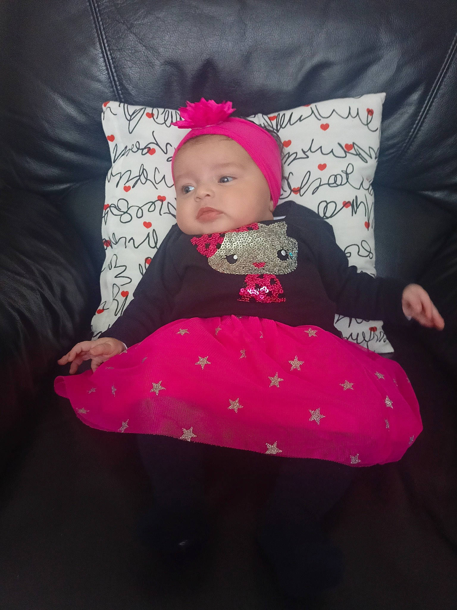 Éva a rejoint le concours — aidez-le/la à gagner de superbes lots ! baby, baby_carriage, baby_products, baby_sleeping, baby_toddler_clothing, bedding, child, comfort, couch, fashion_accessory, headwear, linens, magenta, pattern, person, pink, purple, sitting, sleeve, t_shirt