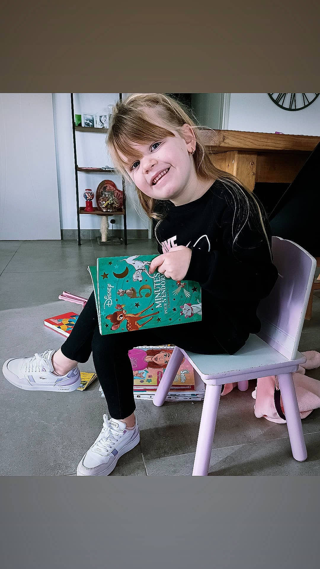 Maïlyn participe au concours pour gagner de l'argent avec cette photo : chair, child, fashion_accessory, fashion_design, flooring, happy, joy, knee, leggings, magenta, pattern, person, room, sitting, sleeve, smile, sock, sportswear, t_shirt, thigh