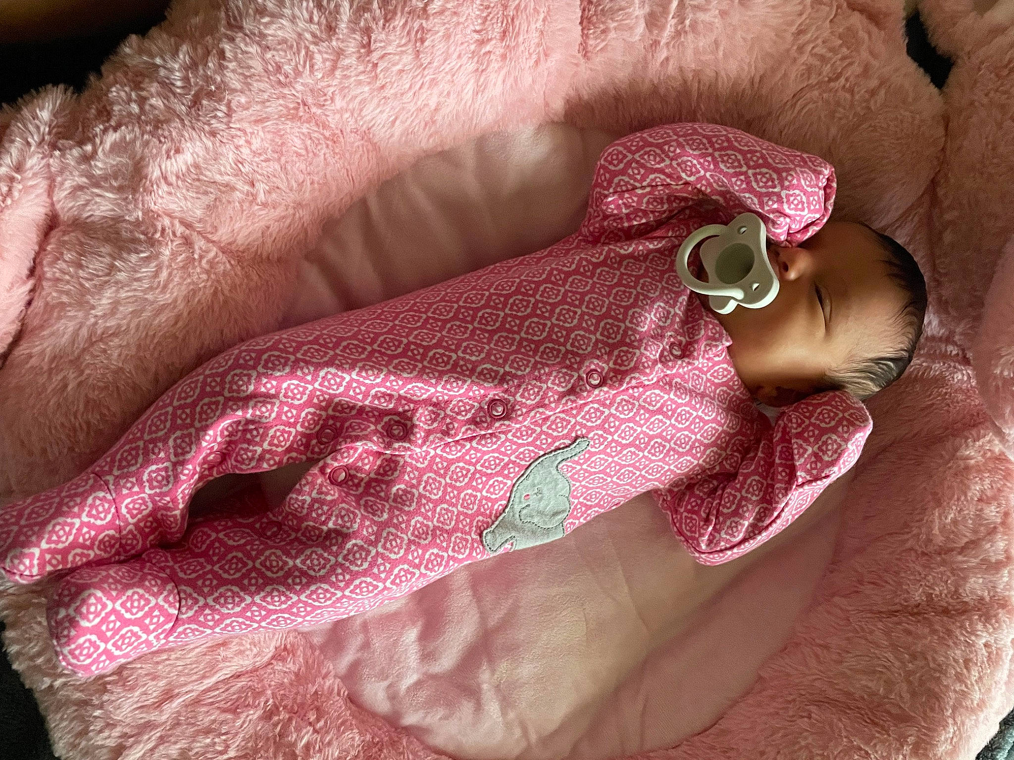 Daisy is registered to the contest to win money with this photo: bedding, close_up, comfort, eyewear, fashion_accessory, fur, glasses, goggles, jewellery, linens, magenta, pattern, peach, person, pink, sleeve, sunglasses, thread, wool, woolen