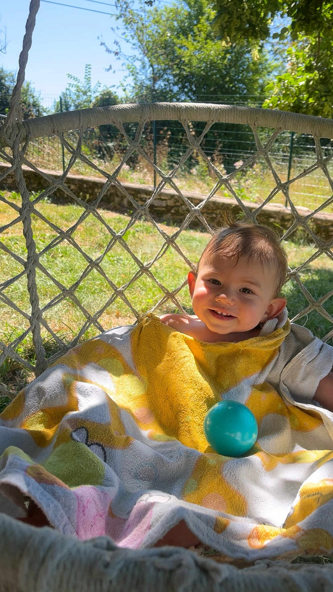 Taël a rejoint le concours — aidez-le/la à gagner de superbes lots ! baby, ball, bright, child, face, garden, grass, hammock, happy, nature, outdoor, person, playful, relaxing, shade, smile, summer, sunlight, towel, tree