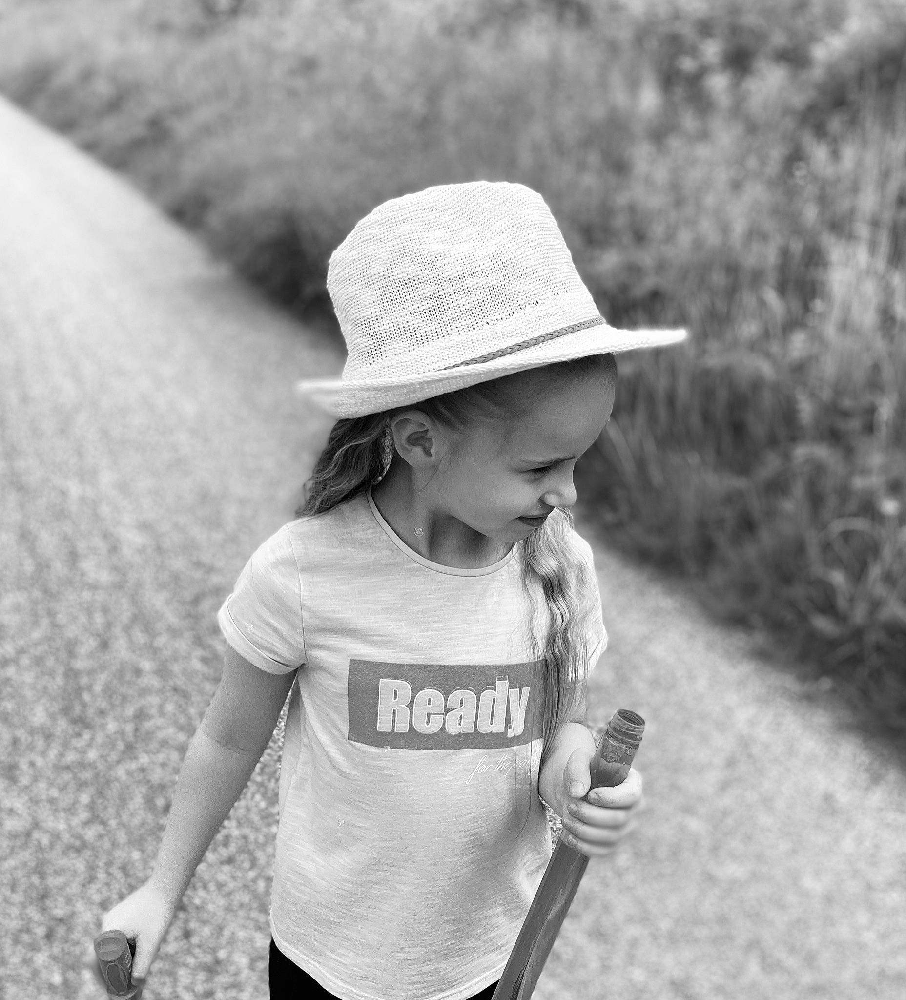Elya participe au concours pour gagner de l'argent avec cette photo : black, black_and_white, eye, face, facial_expression, grass, hairstyle, happy, hat, head, human_body, lip, nature, people_in_nature, person, skin, smile, standing, sun_hat, vertebrate