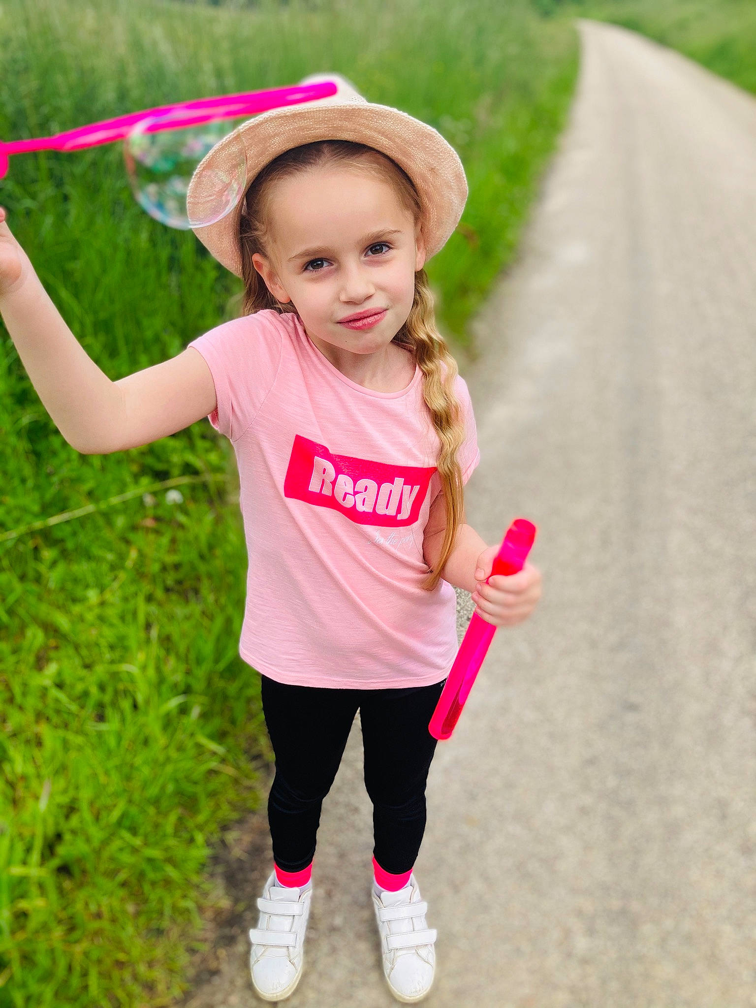 Elya a rejoint le concours — aidez-le/la à gagner de superbes lots ! baby_toddler_clothing, clothing, face, fun, grass, happy, hat, headgear, joy, leisure, magenta, people, person, pink, plant, recreation, skin, sleeve, smile, summer