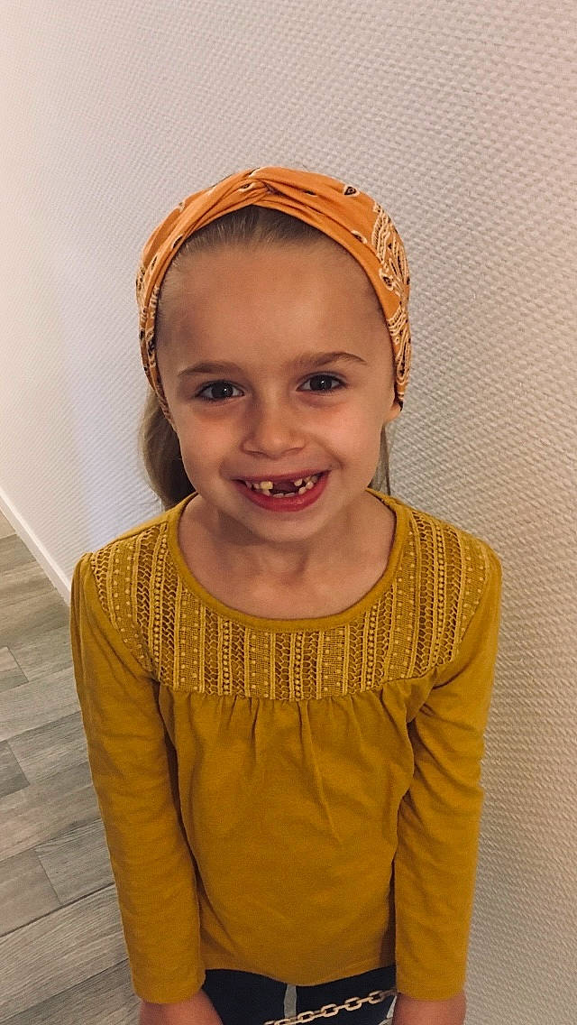 Elya a rejoint le concours — aidez-le/la à gagner de superbes lots ! baby_toddler_clothing, cap, cheek, clothing, dress, eyebrow, eyelash, happy, headband, headpiece, iris, jewellery, joy, lip, neck, person, skin, sleeve, smile, standing