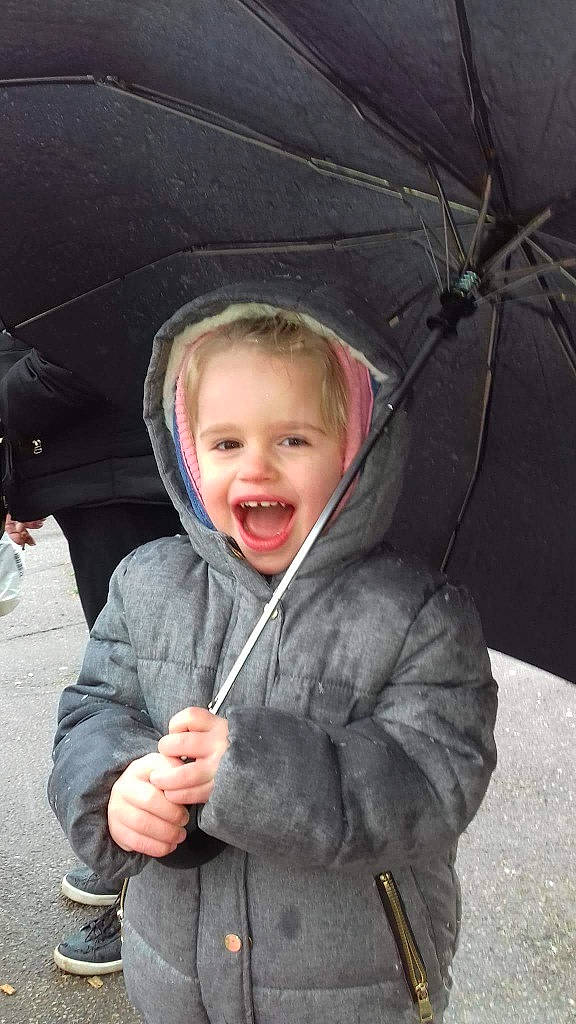 Elya participe au concours pour gagner de l'argent avec cette photo : automotive_exterior, baby_carriage, baby_products, child, eye, flash_photography, fun, gesture, grass, happy, hood, jacket, luxury_vehicle, motor_vehicle, person, sleeve, smile, toddler, tree, umbrella