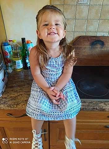 Clara a rejoint le concours — aidez-le/la à gagner de superbes lots ! blond, child, child_model, dress, finger, footwear, joy, leg, pattern, person, play, shoe, sitting, smile, standing, thumb, toddler