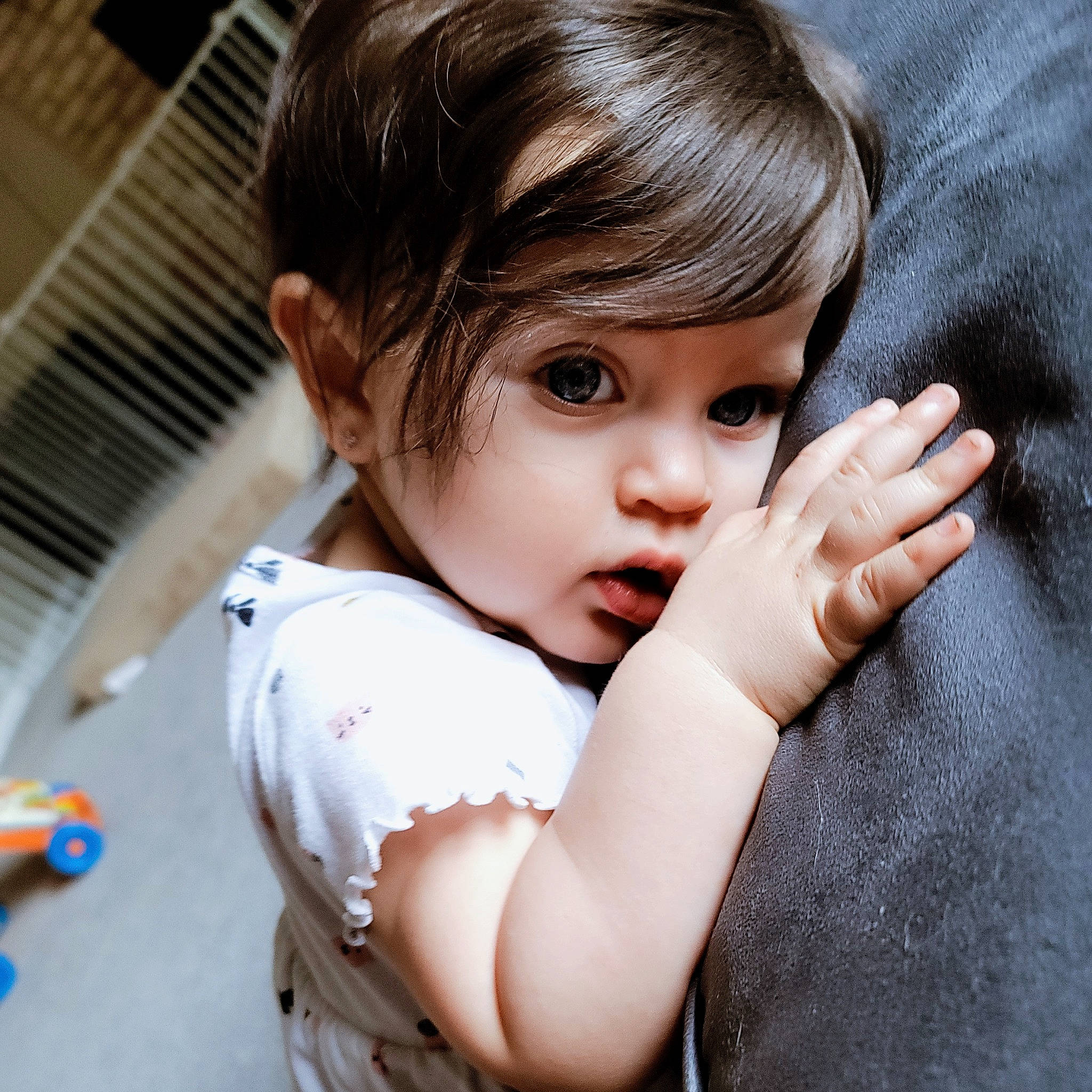 Rosa is registered to the contest to win money with this photo: arm, cheek, chin, cool, ear, eyelash, face, flash_photography, gesture, hand, happy, iris, lip, neck, nose, person, shoulder, skin, sleeve, smile